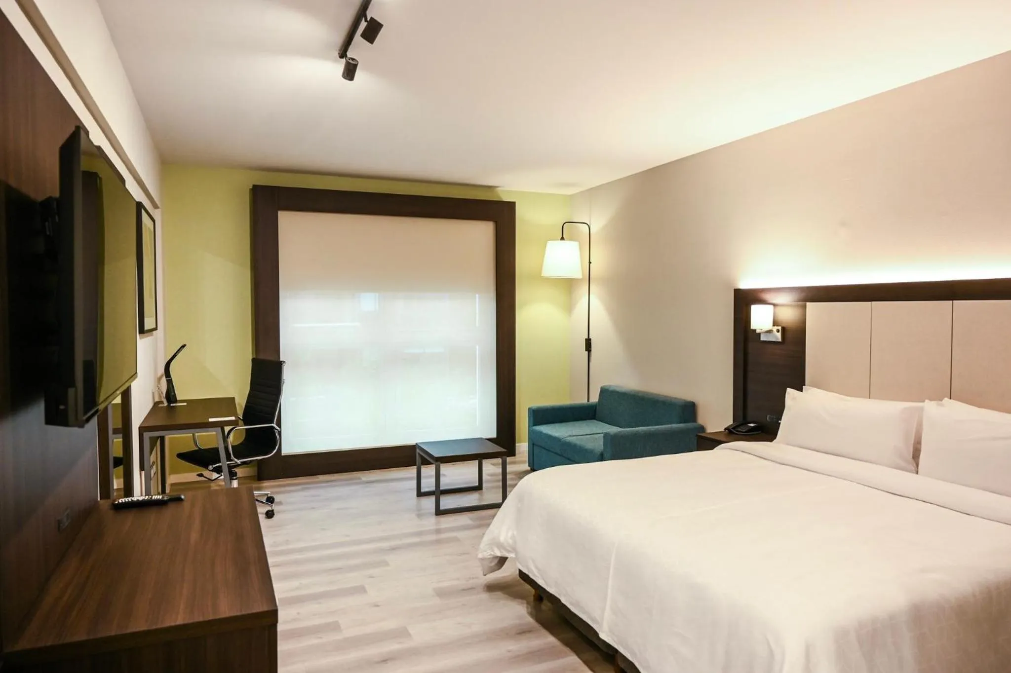 Photo of the whole room, Bed in Holiday Inn Express Rosario by IHG