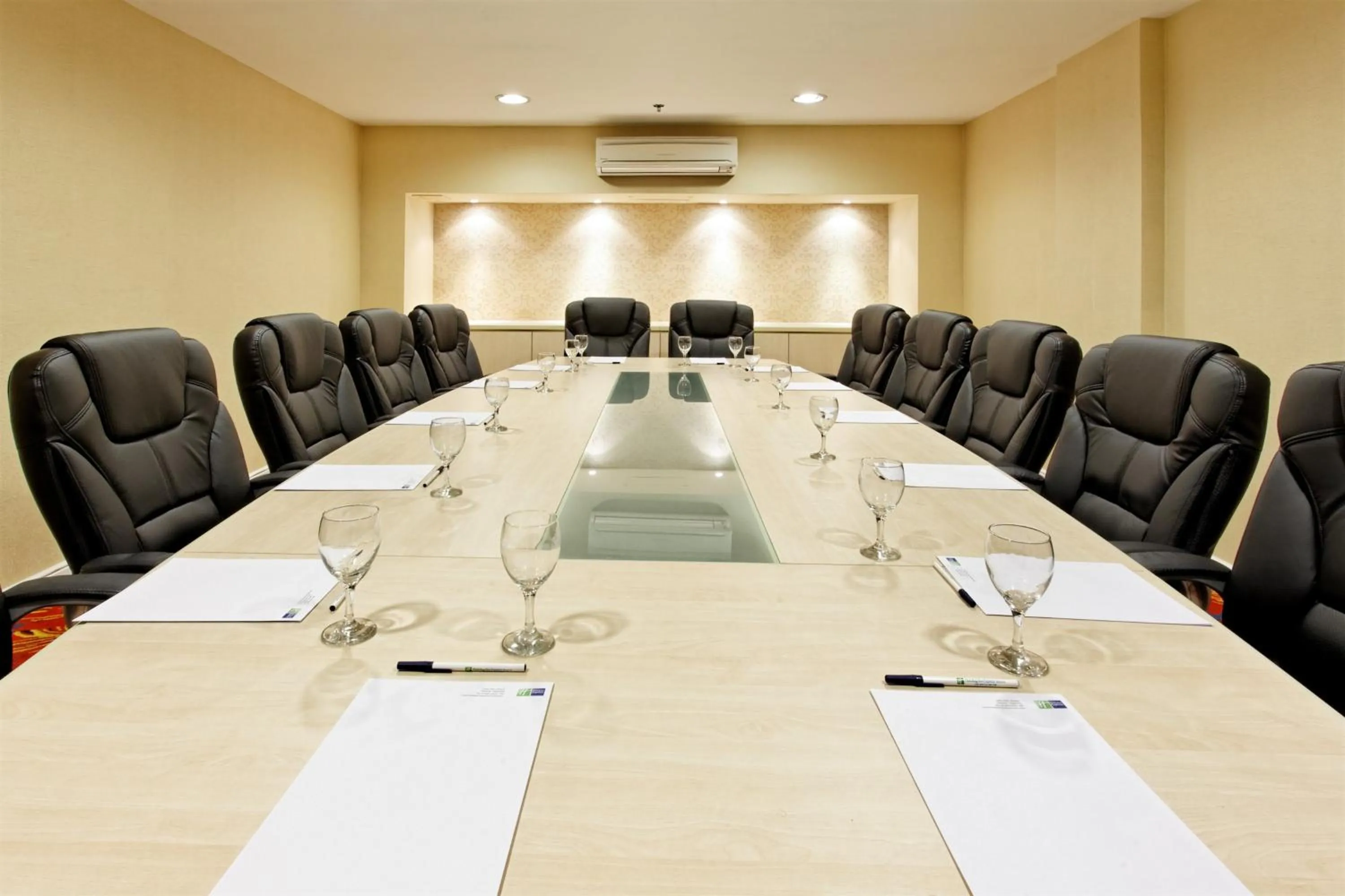 Meeting/conference room in Holiday Inn Express Rosario by IHG
