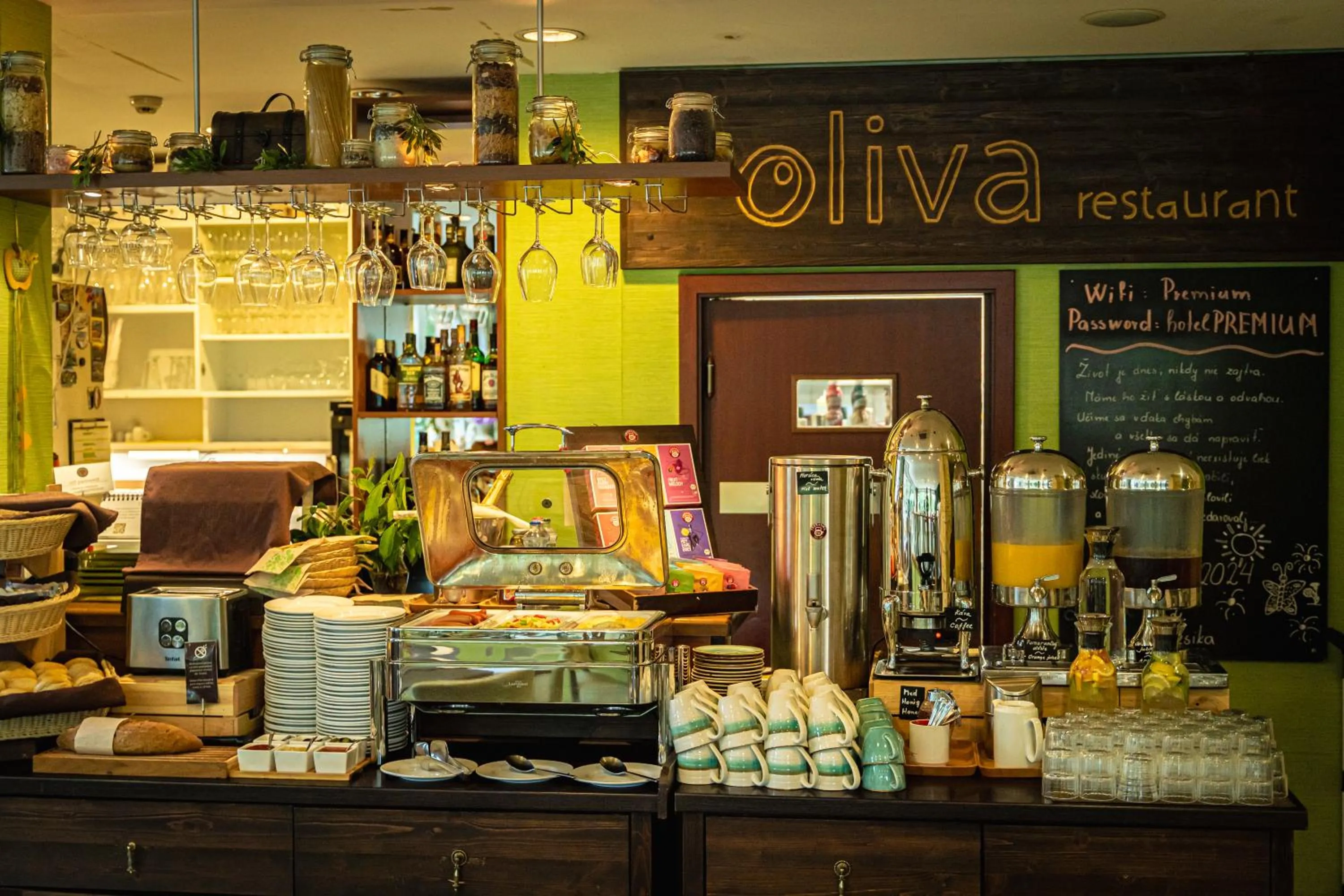 Restaurant/places to eat in PREMIUM Business Hotel Bratislava