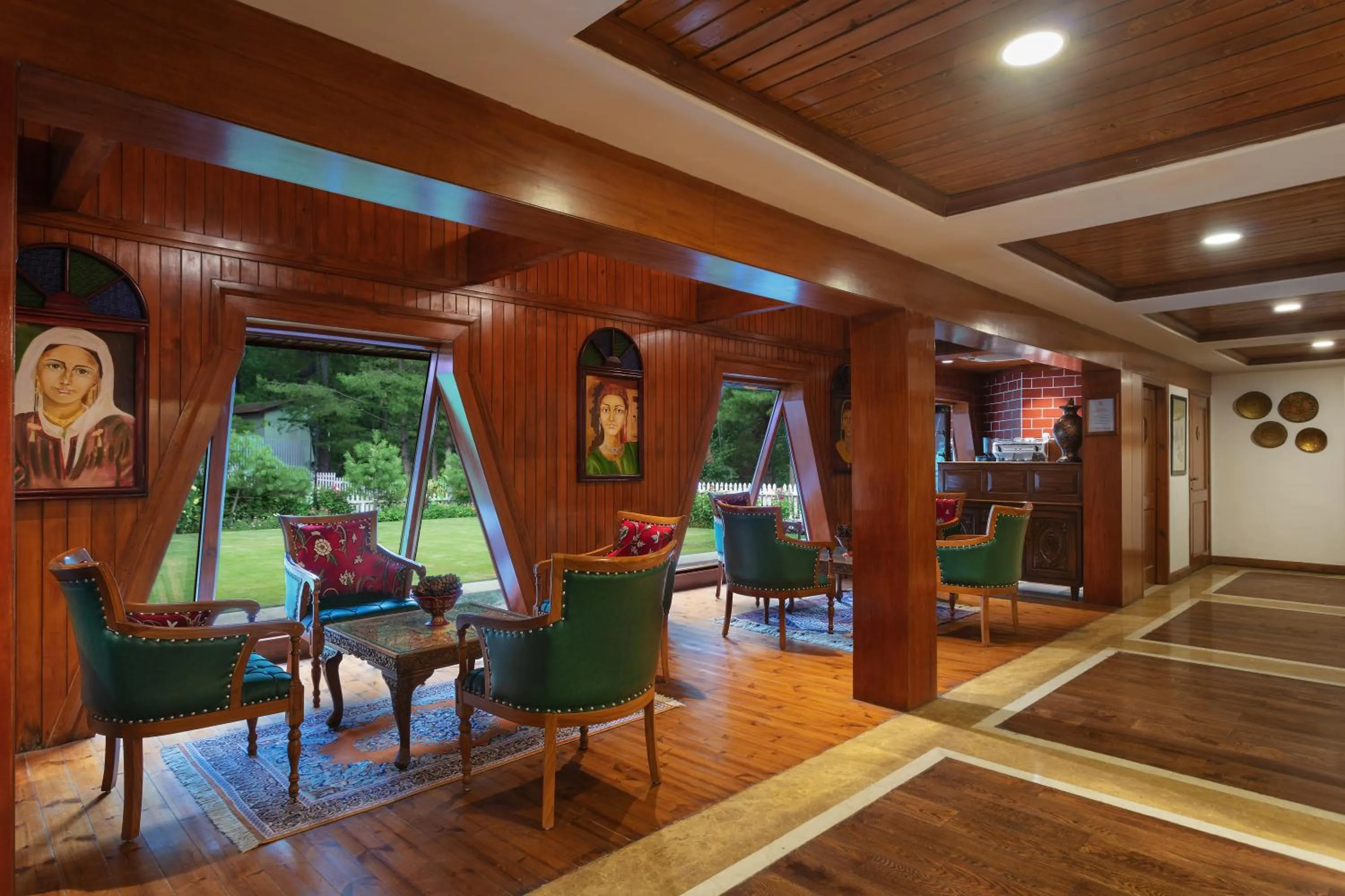 Lounge or bar in Welcomhotel by ITC Hotels, Pine N Peak, Pahalgam