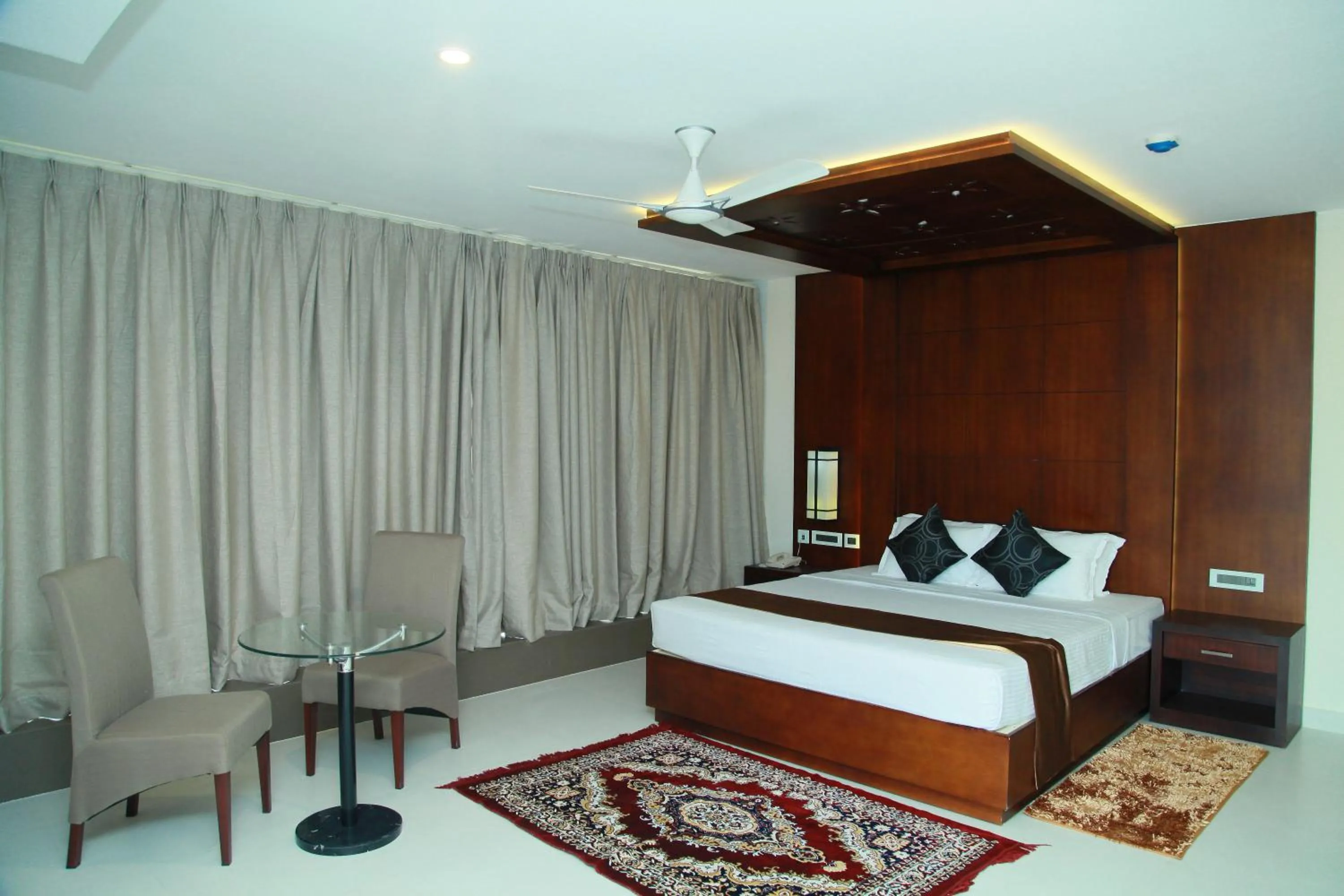 Bedroom, Bed in Vavas Inn & Suites