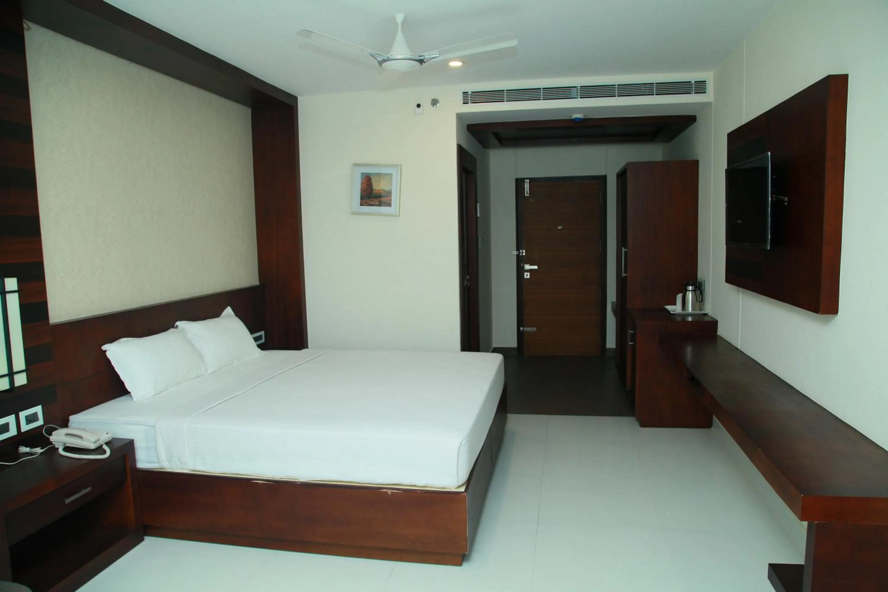 Bedroom, Bed in Vavas Inn & Suites