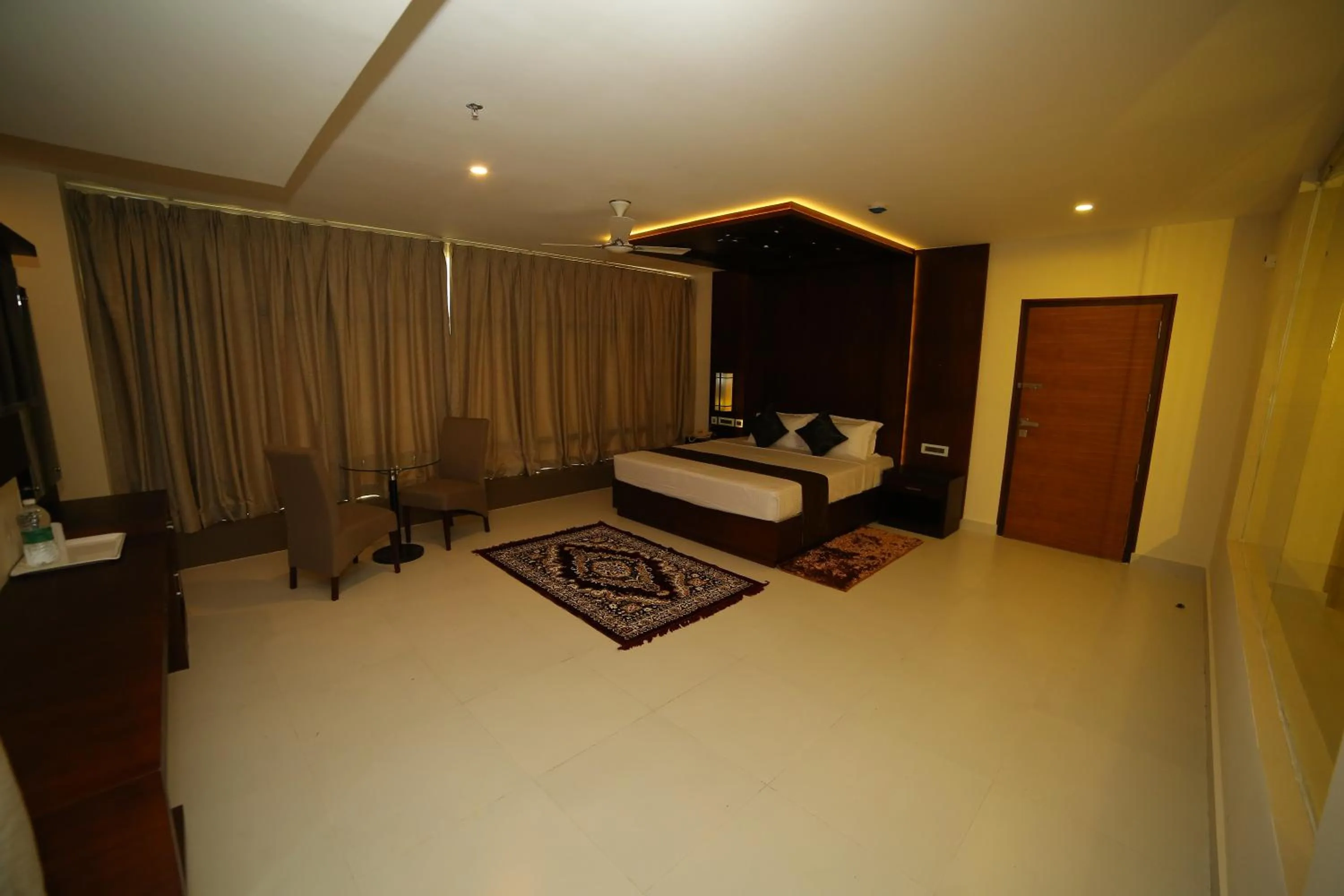 Photo of the whole room, Bed in Vavas Inn & Suites