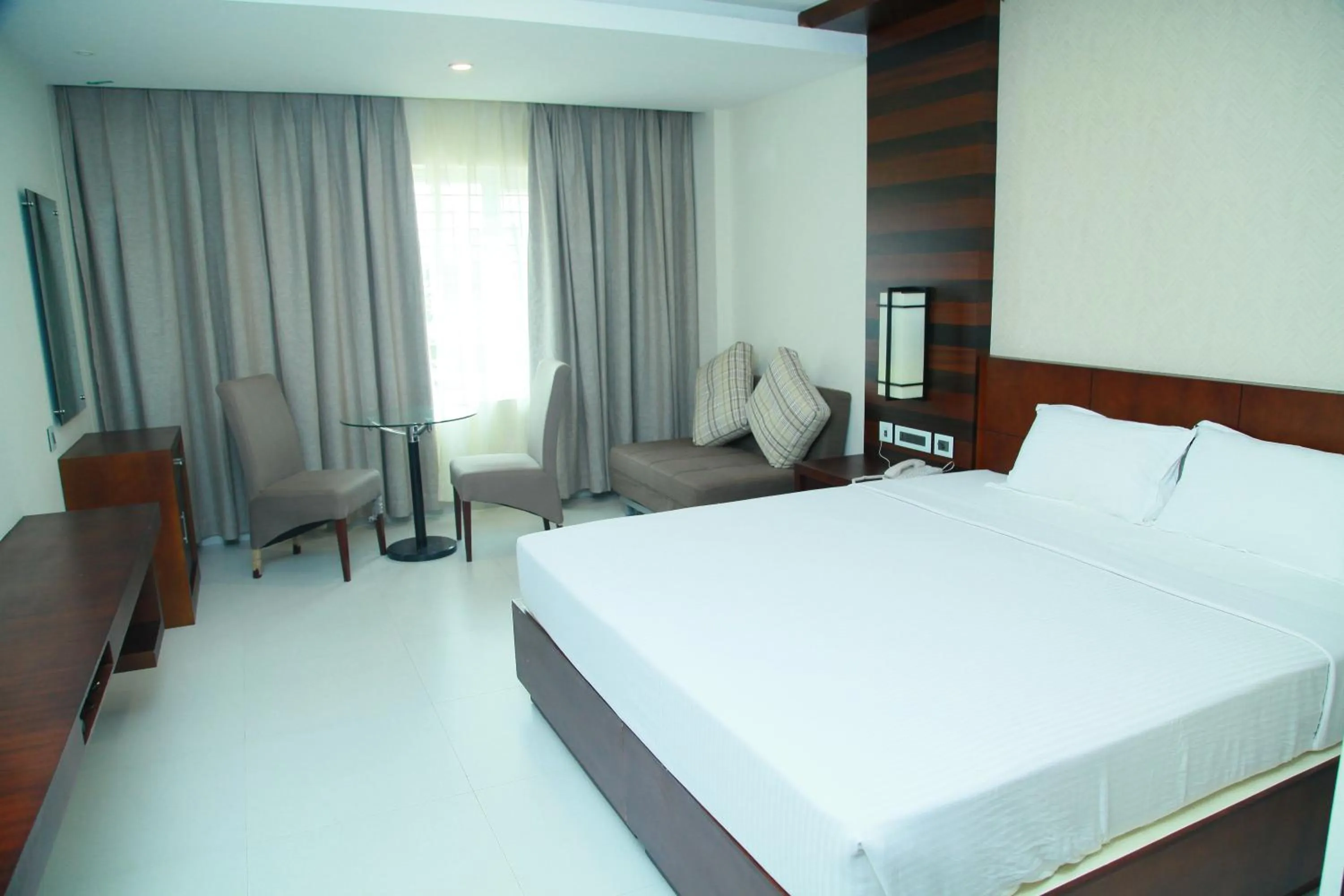 Photo of the whole room, Bed in Vavas Inn & Suites