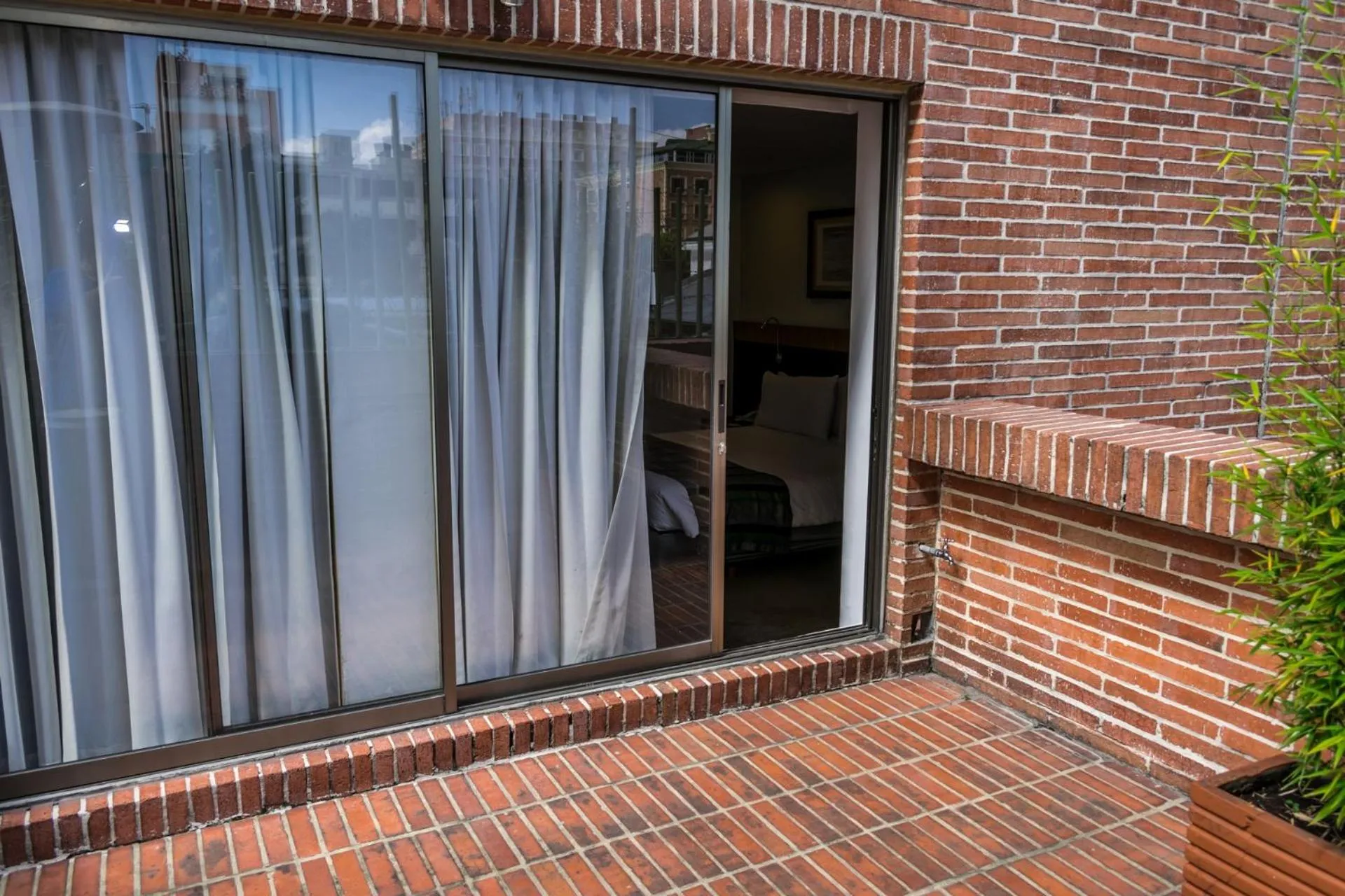 Patio in Hotel Madisson Inn Luxury By GEH Suites