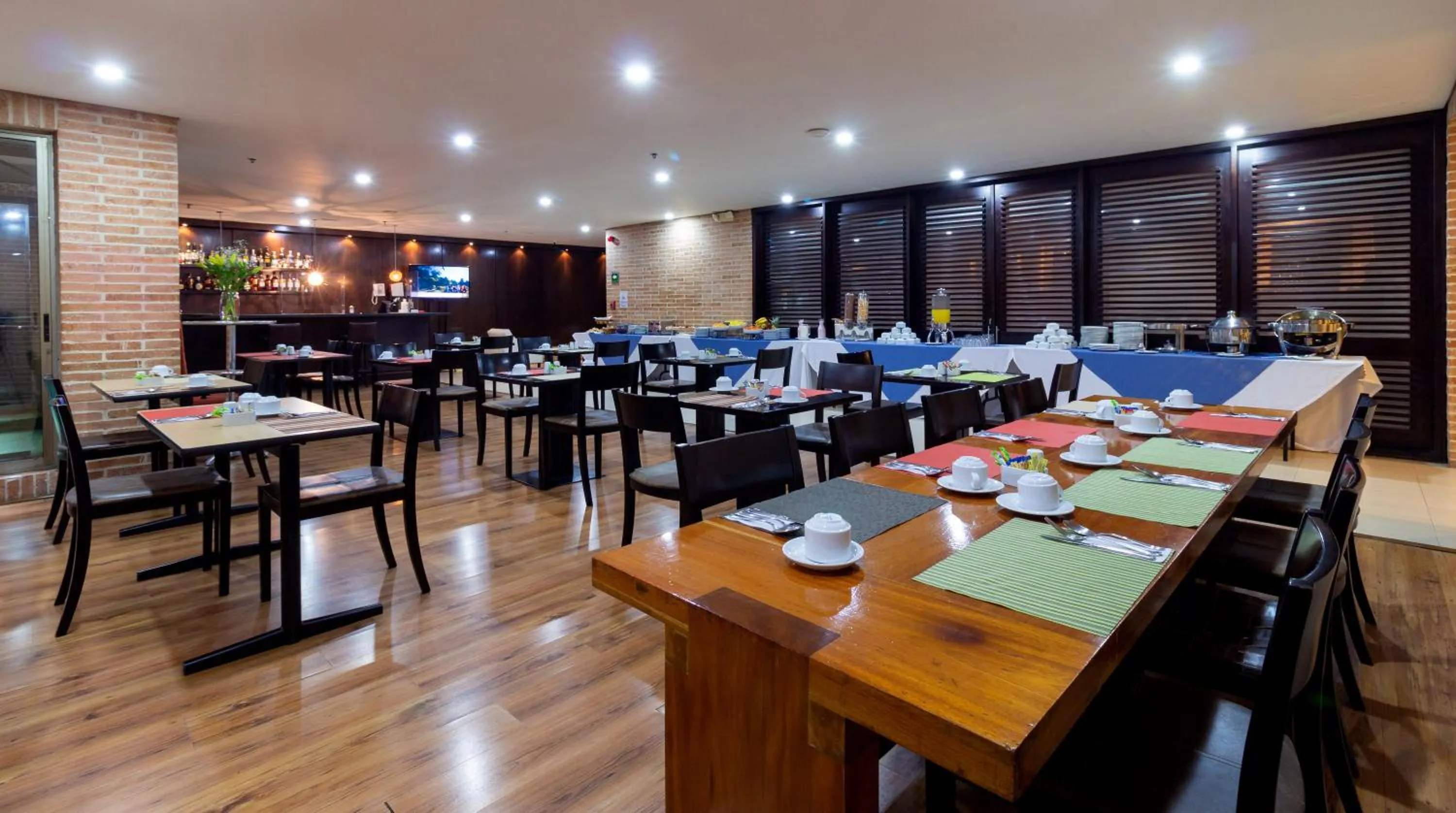 Restaurant/places to eat in Hotel Madisson Inn Luxury By GEH Suites