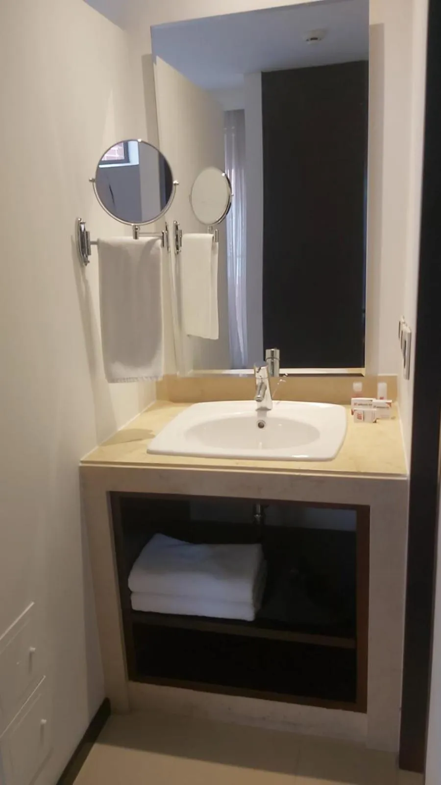 Shower in Hotel Madisson Inn Luxury By GEH Suites