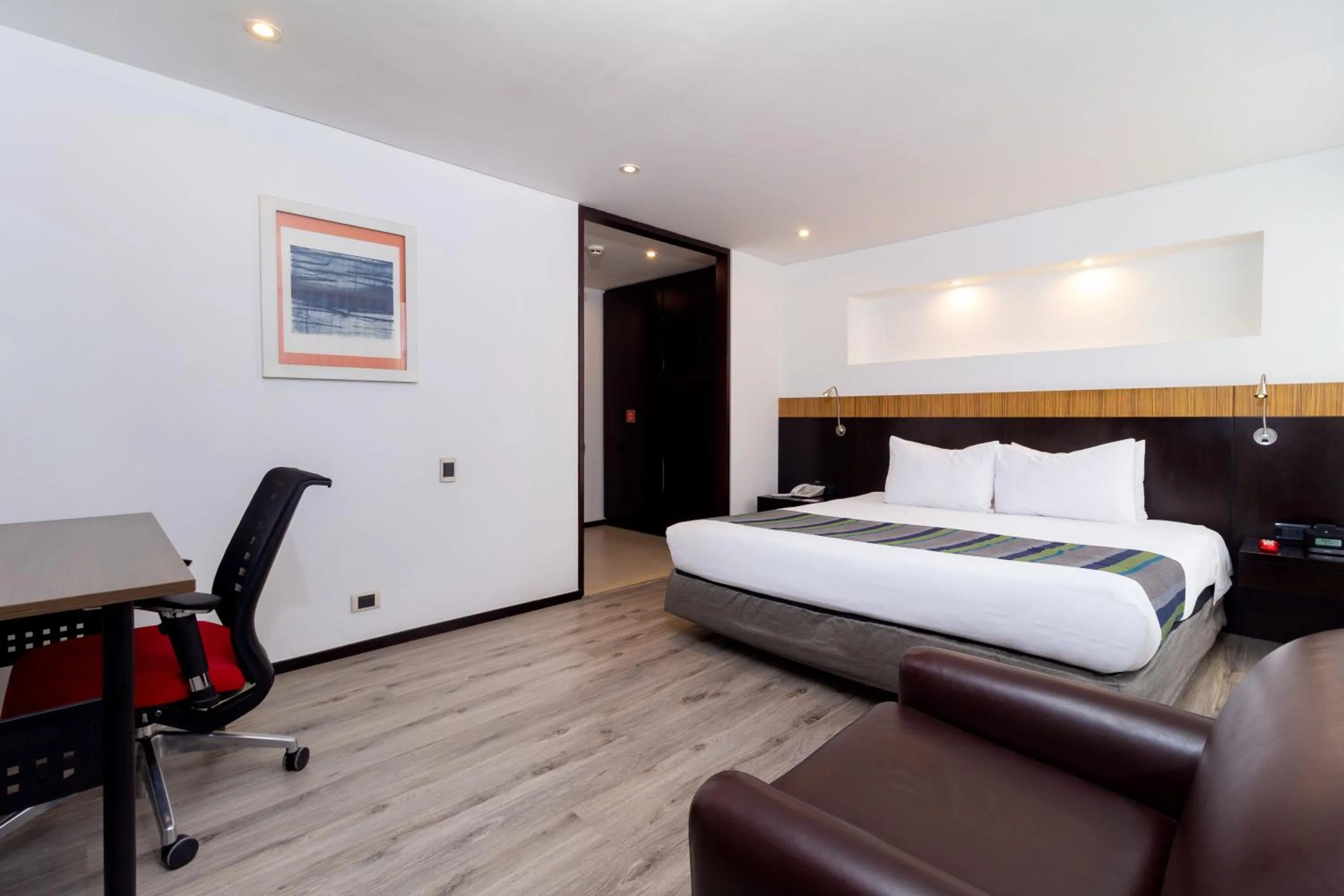 Photo of the whole room, Bed in Hotel Madisson Inn Luxury By GEH Suites