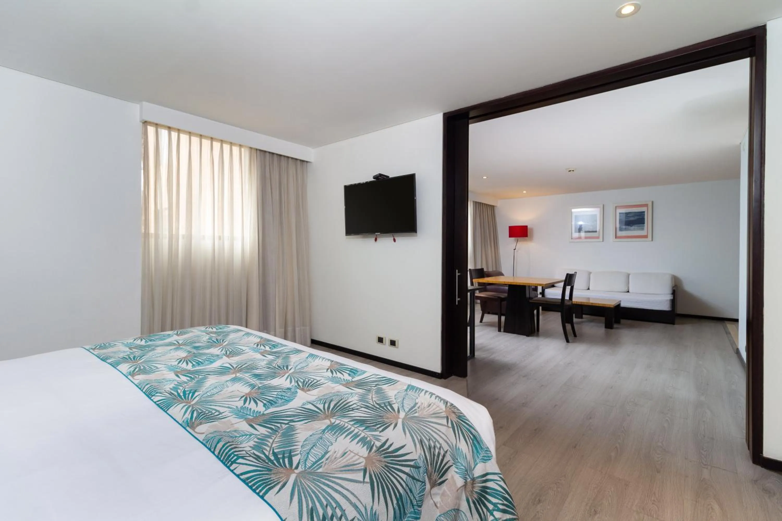 Photo of the whole room, Bed in Hotel Madisson Inn Luxury By GEH Suites