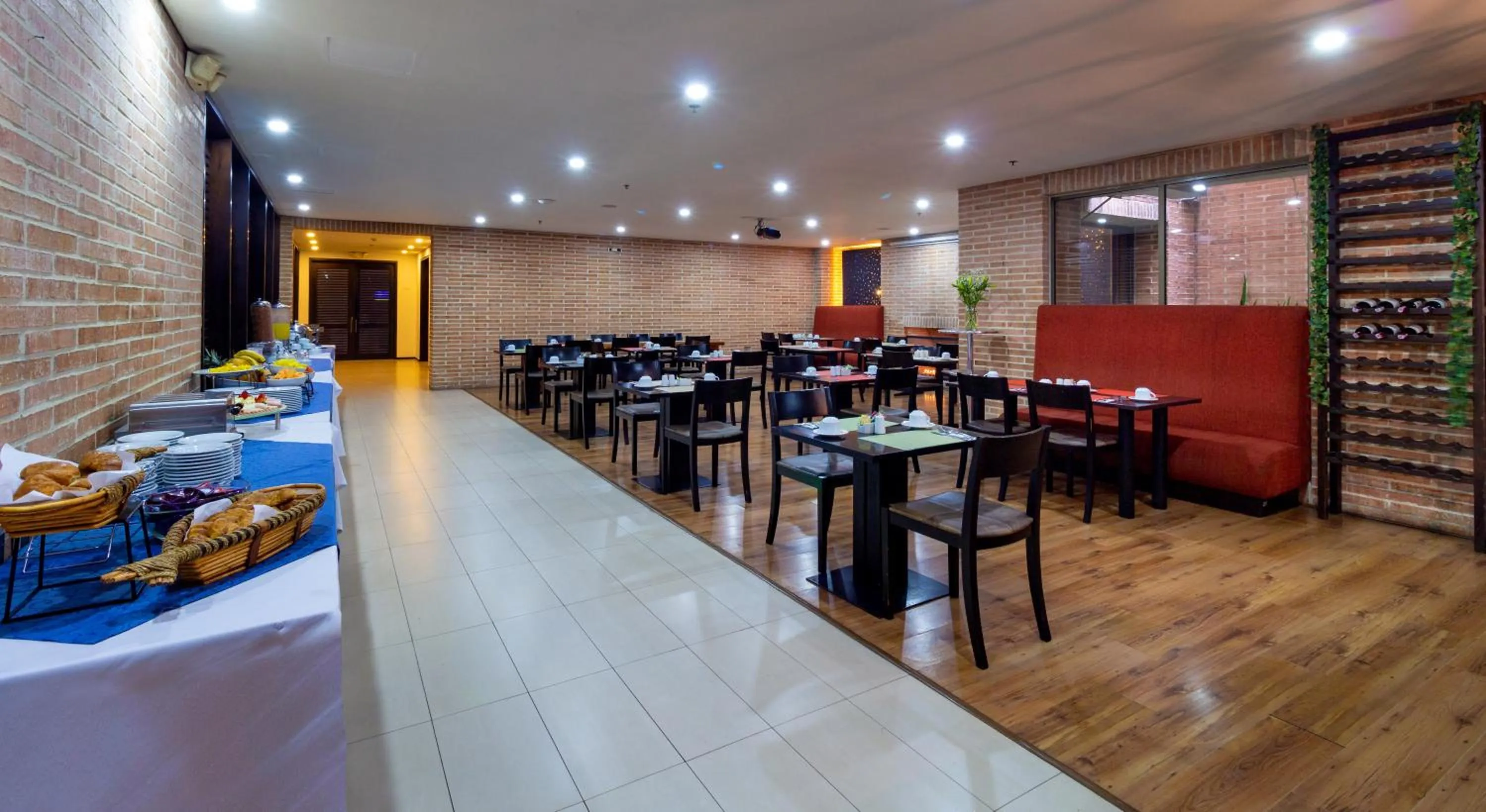 Restaurant/places to eat in Hotel Madisson Inn Luxury By GEH Suites