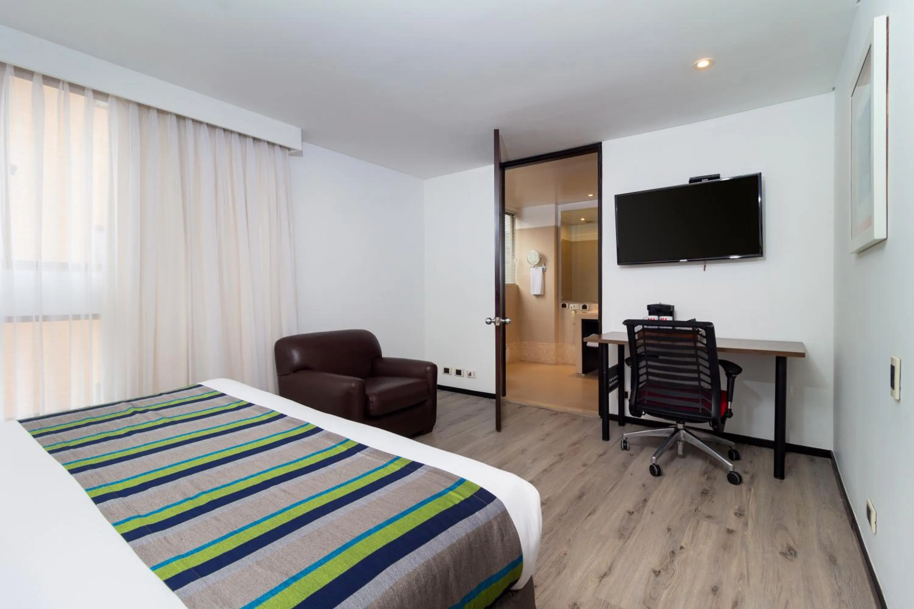 Photo of the whole room, Bed in Hotel Madisson Inn Luxury By GEH Suites