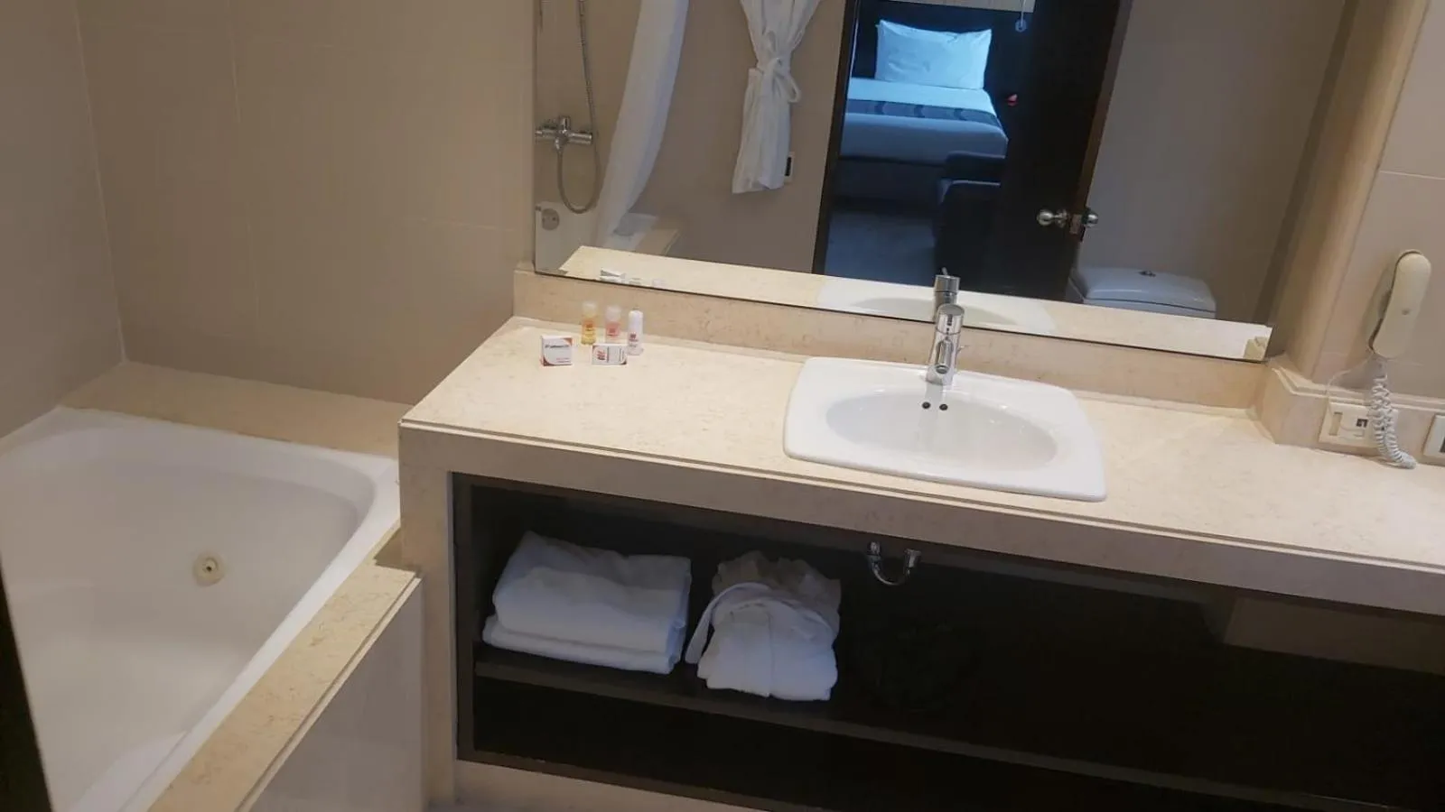 Hot Tub in Hotel Madisson Inn Luxury By GEH Suites