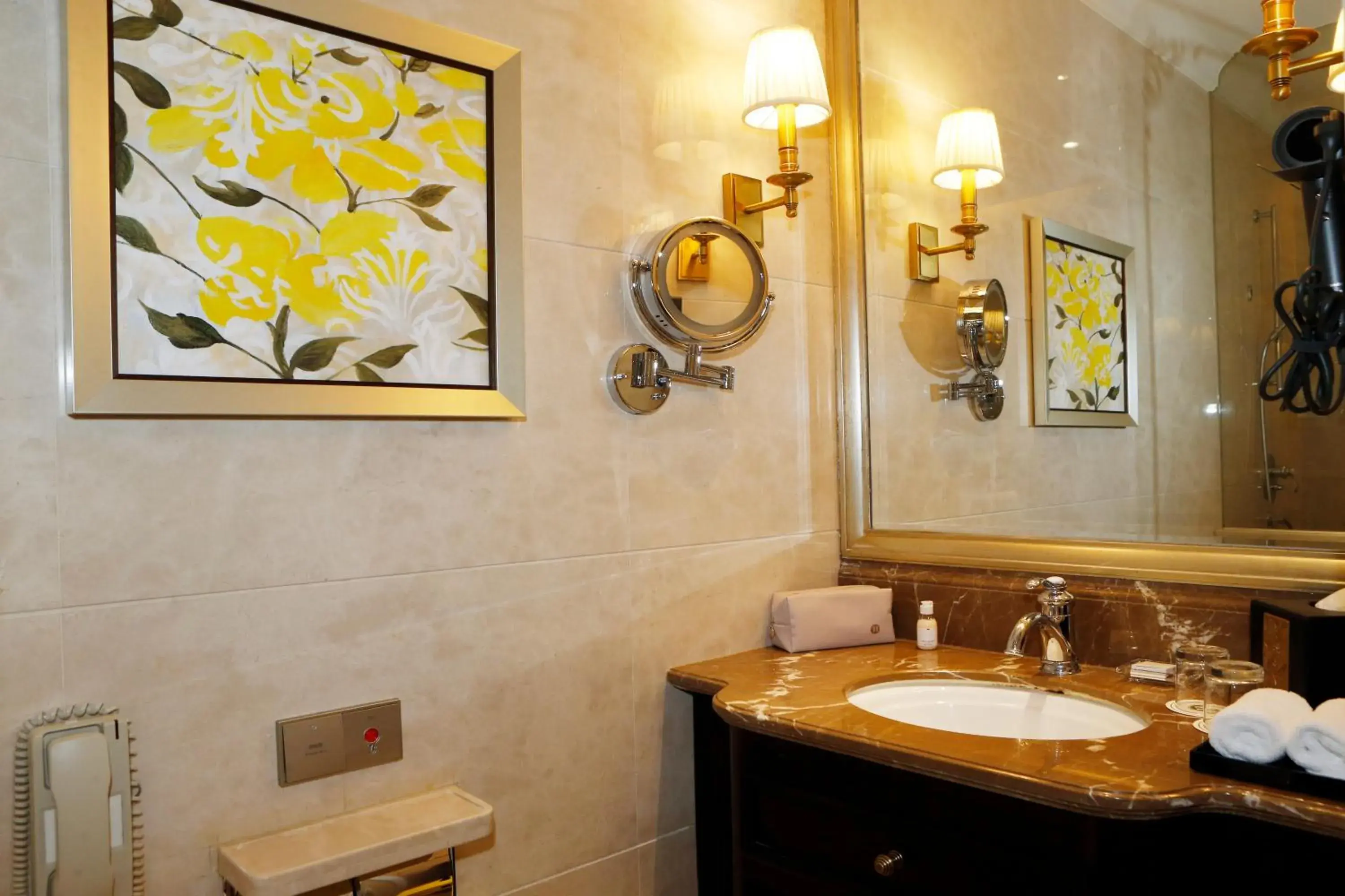 Bathroom in Hong Qiao State Guest House Bathroom in Hong Qiao State Guest House