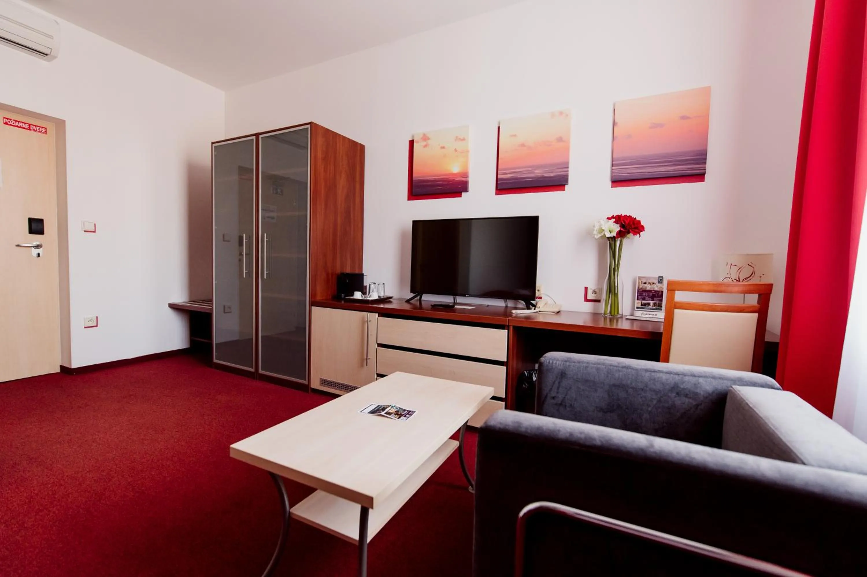 Photo of the whole room in Hotel Color