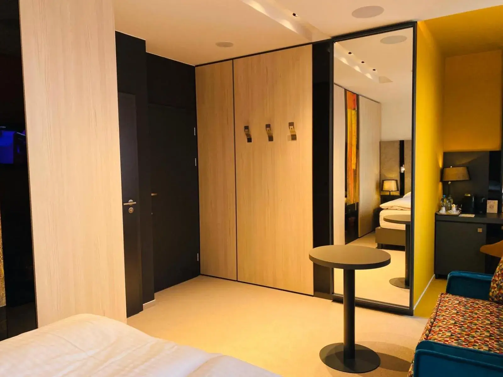 Photo of the whole room, Bed in Hotel Color Photo of the whole room, Bed in Hotel Color