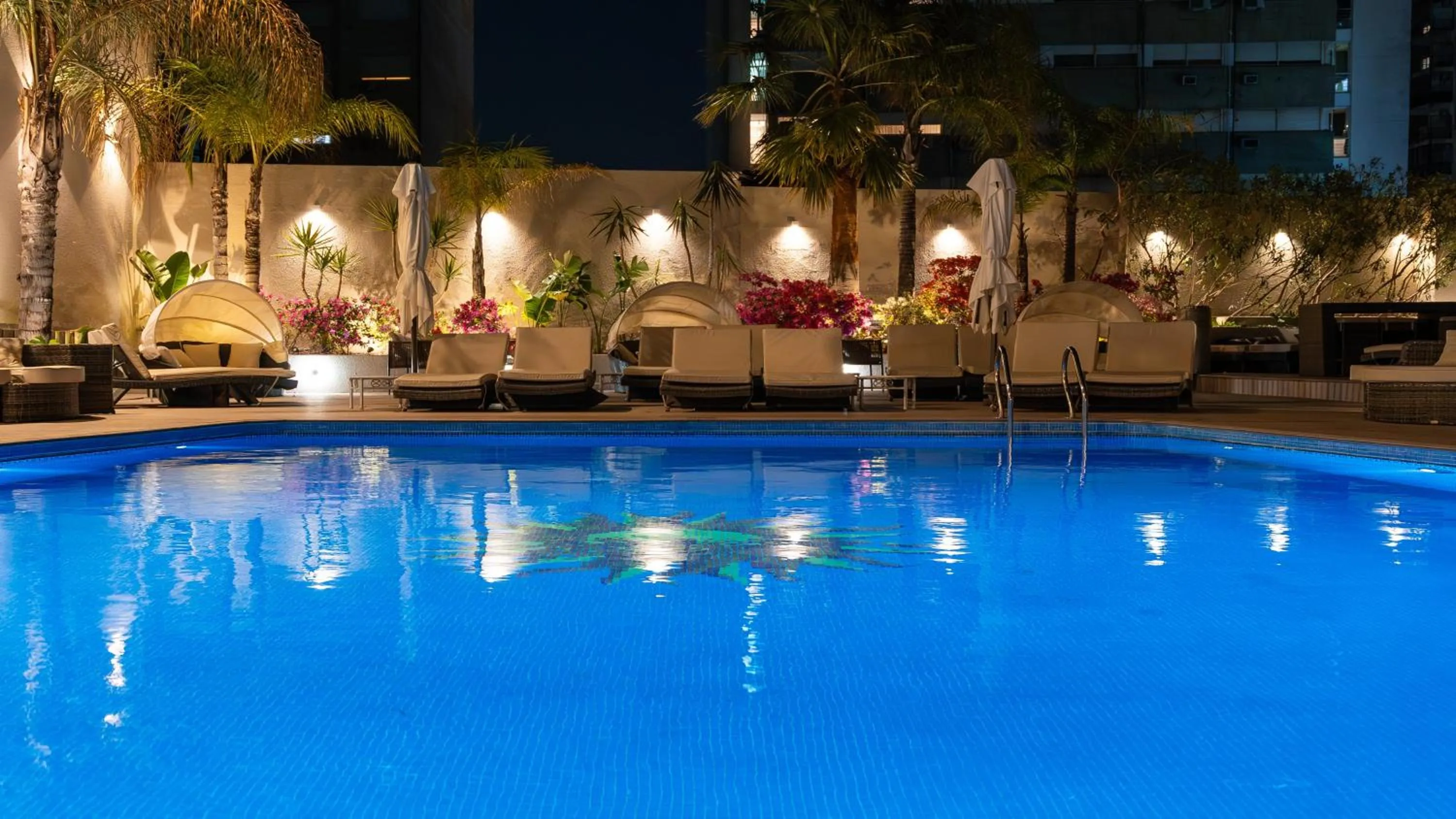 Swimming pool in Holiday Inn Rosario by IHG