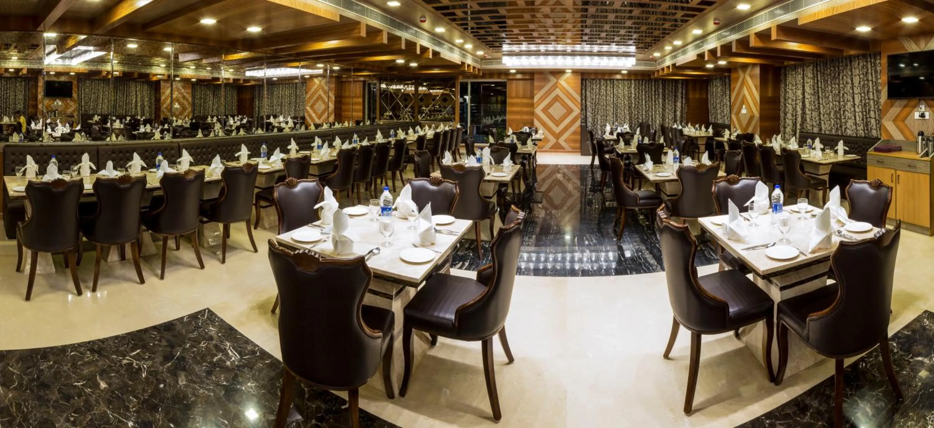 Restaurant/places to eat in Hotel Benzz Park Vellore