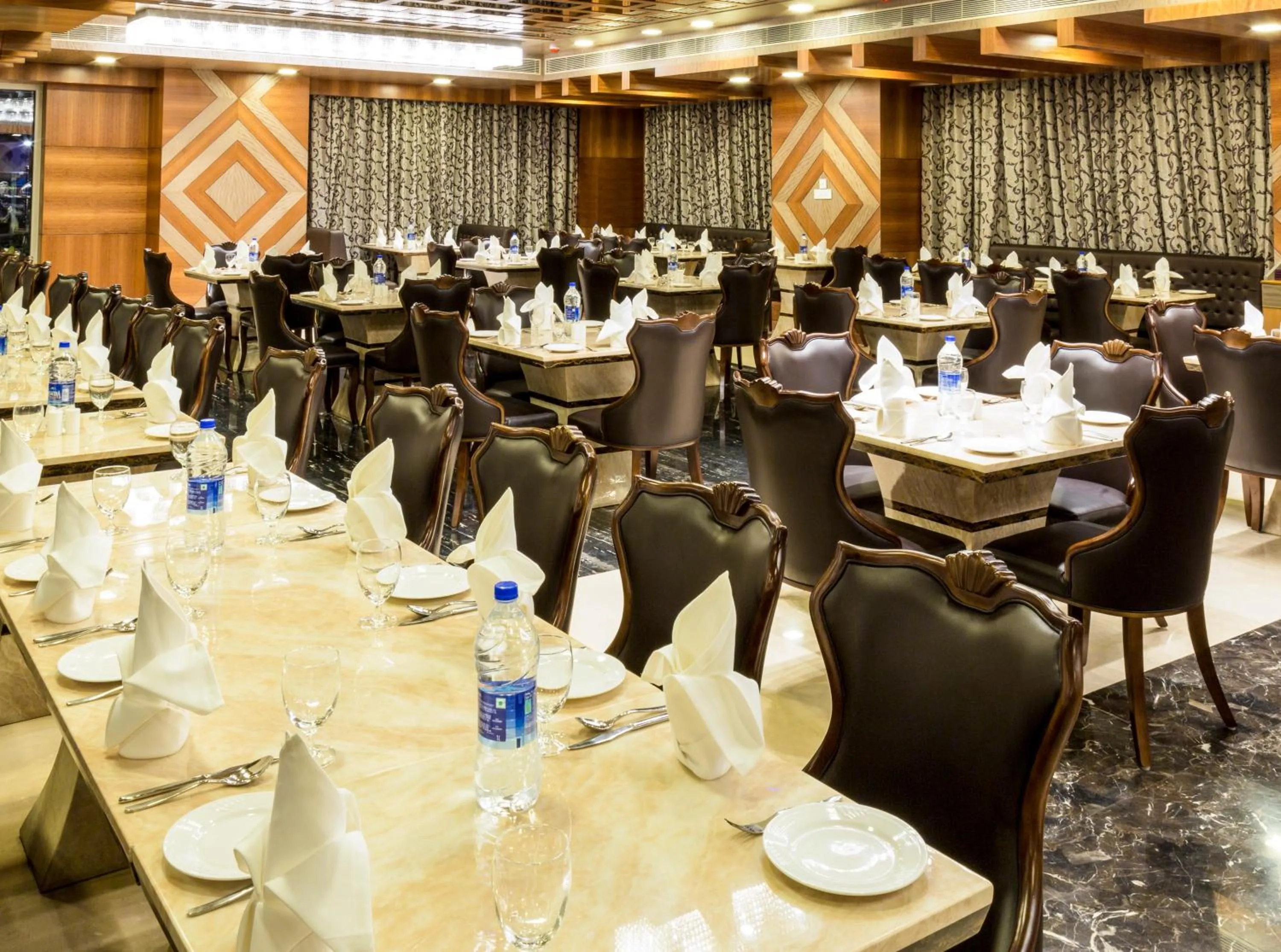 Restaurant/places to eat in Hotel Benzz Park Vellore