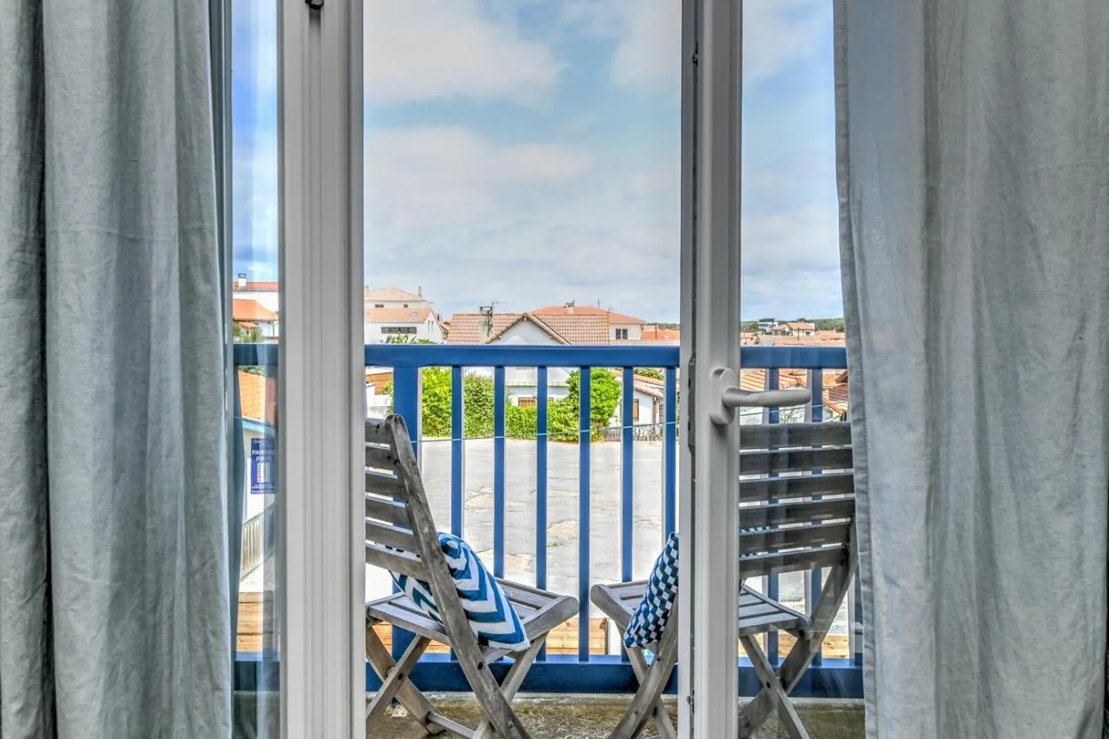 Patio in Logis Hotel de France