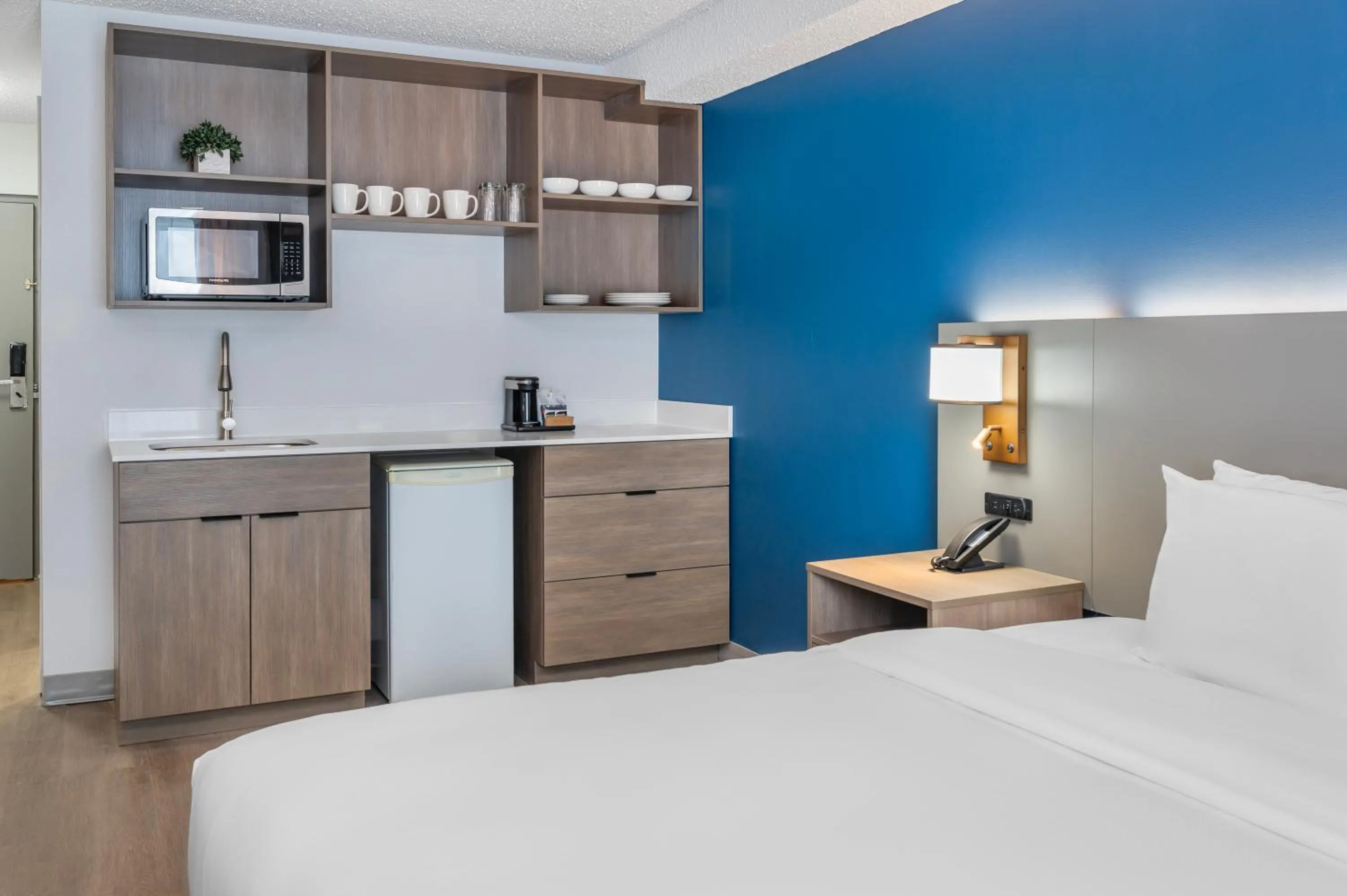 Kitchen or kitchenette, Bed in Comfort Inn