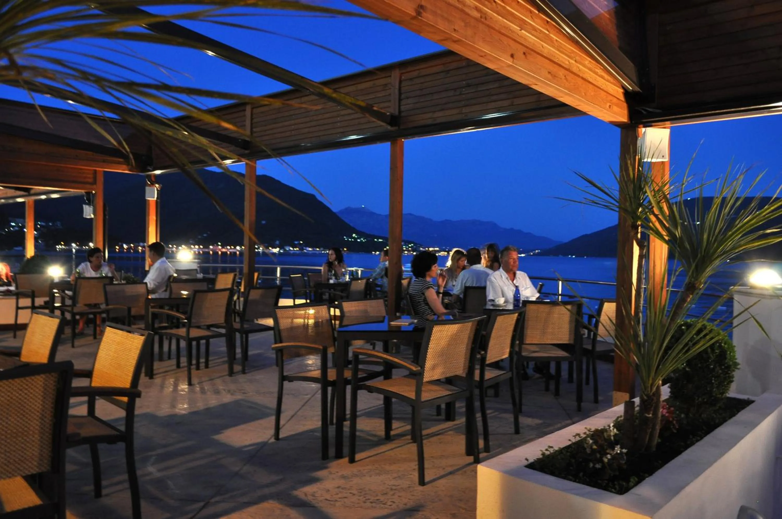 Restaurant/places to eat in Hotel Perla