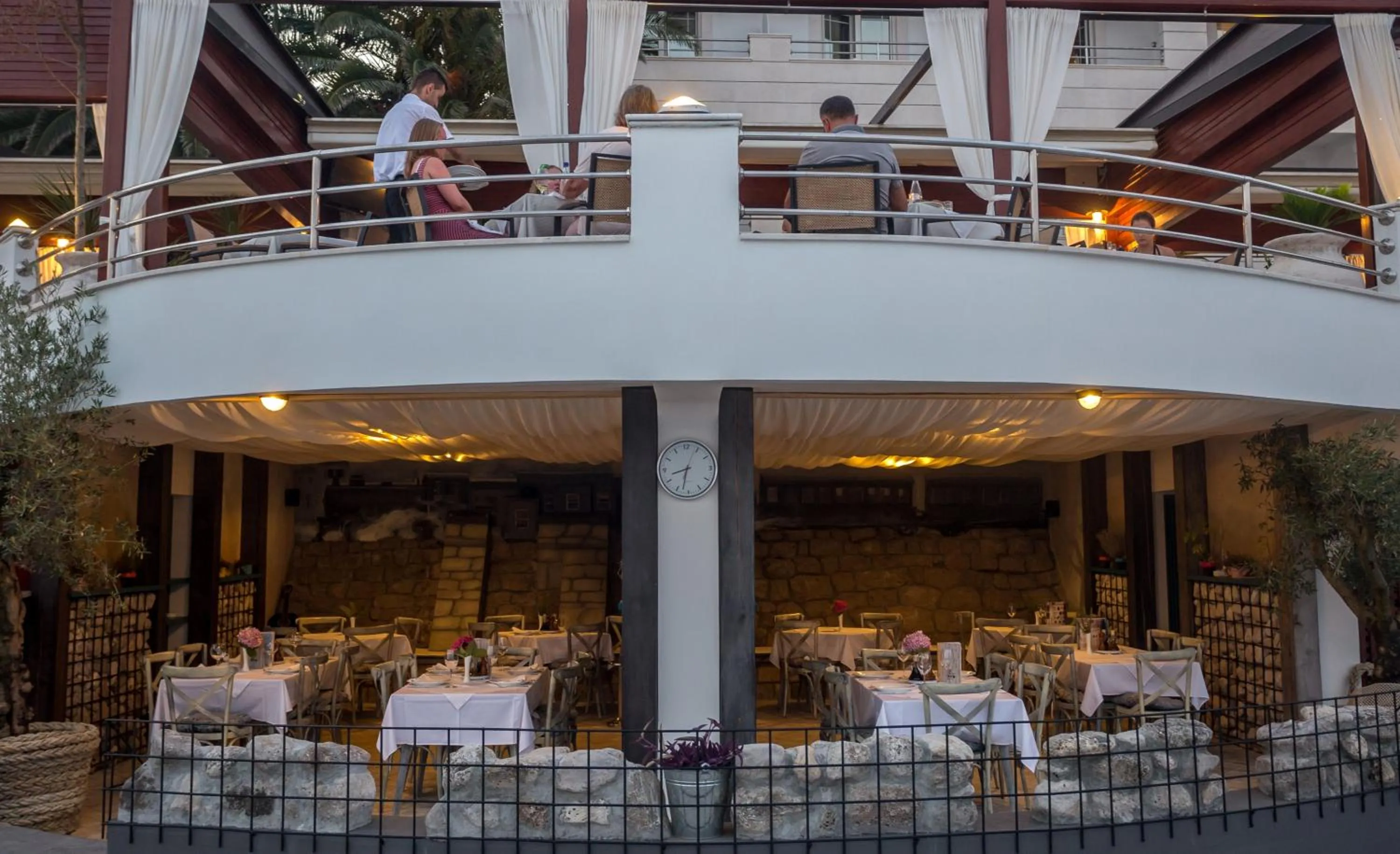 Restaurant/places to eat in Hotel Perla