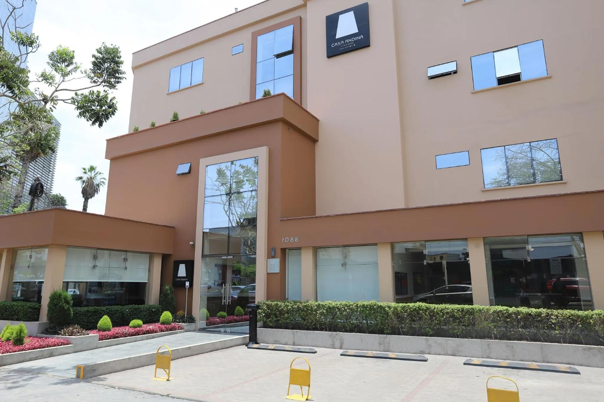 Facade/entrance in Casa Andina Standard Miraflores San Antonio