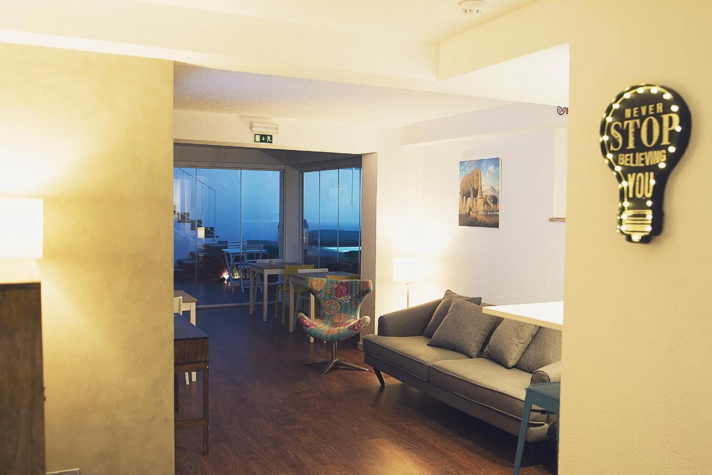 Communal lounge/ TV room in Art 4 You Cascais Suites