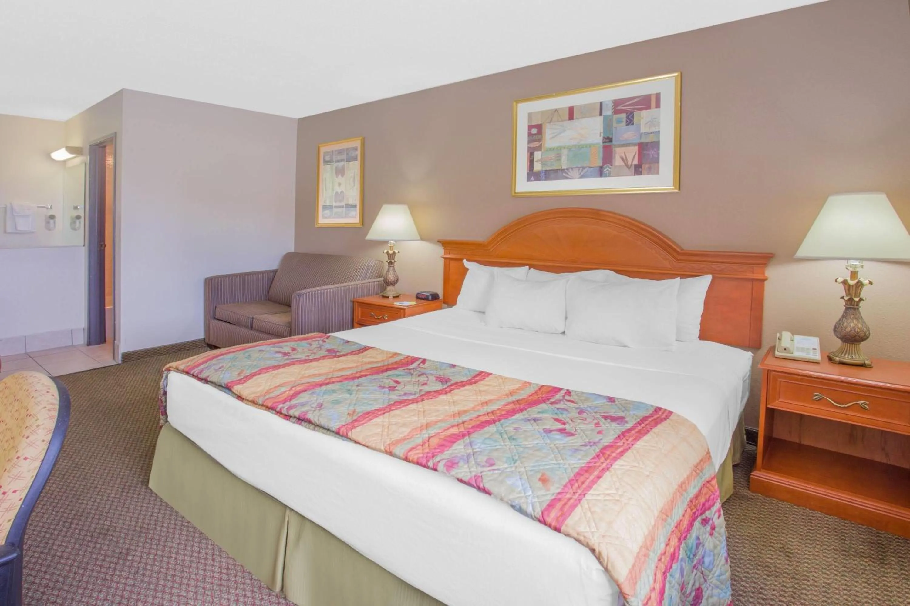 Photo of the whole room, Bed in Days Inn by Wyndham Portage Cascade Mountain area