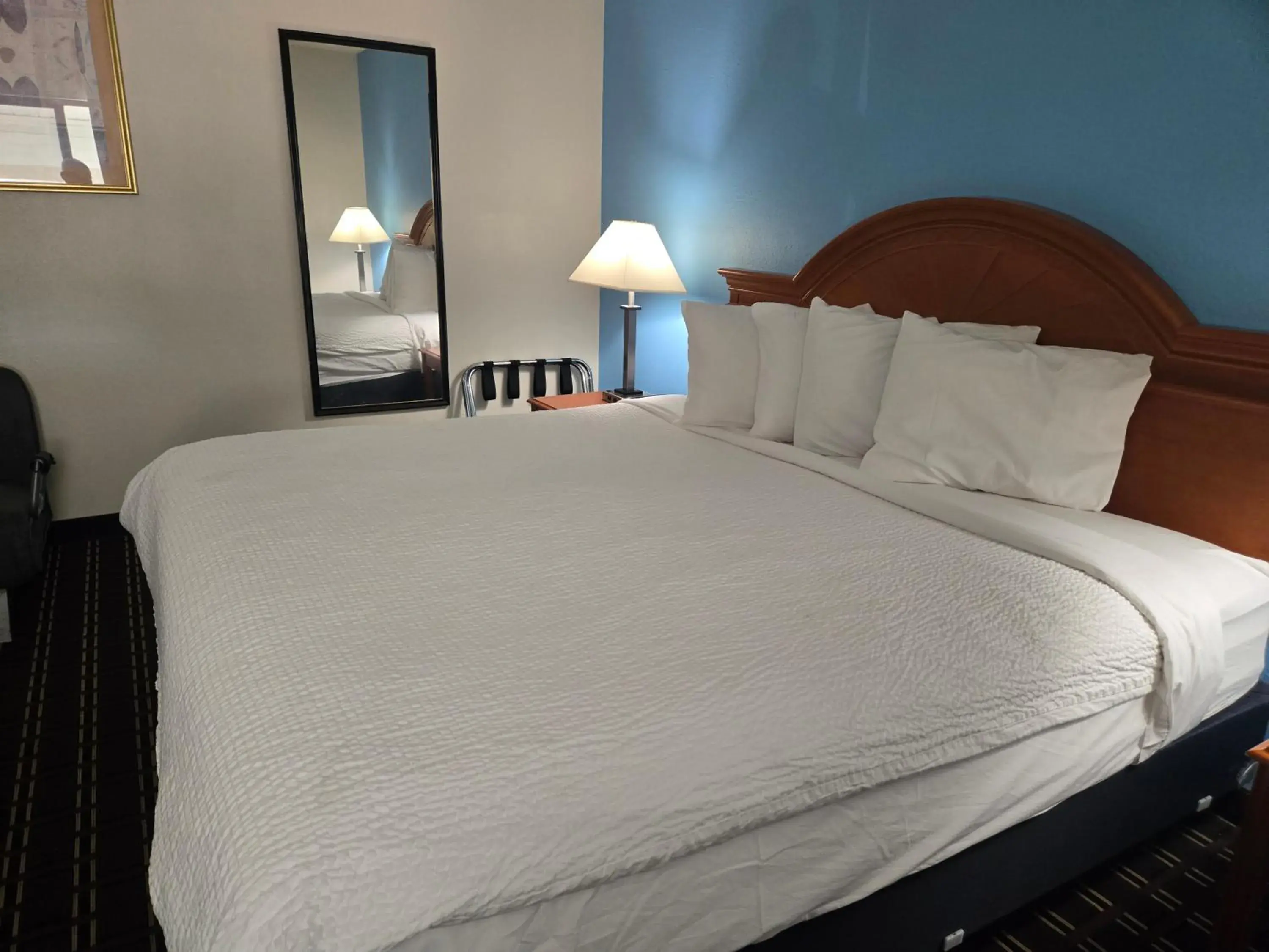 Bed in Days Inn by Wyndham Portage Cascade Mountain area Bed in Days Inn by Wyndham Portage Cascade Mountain area