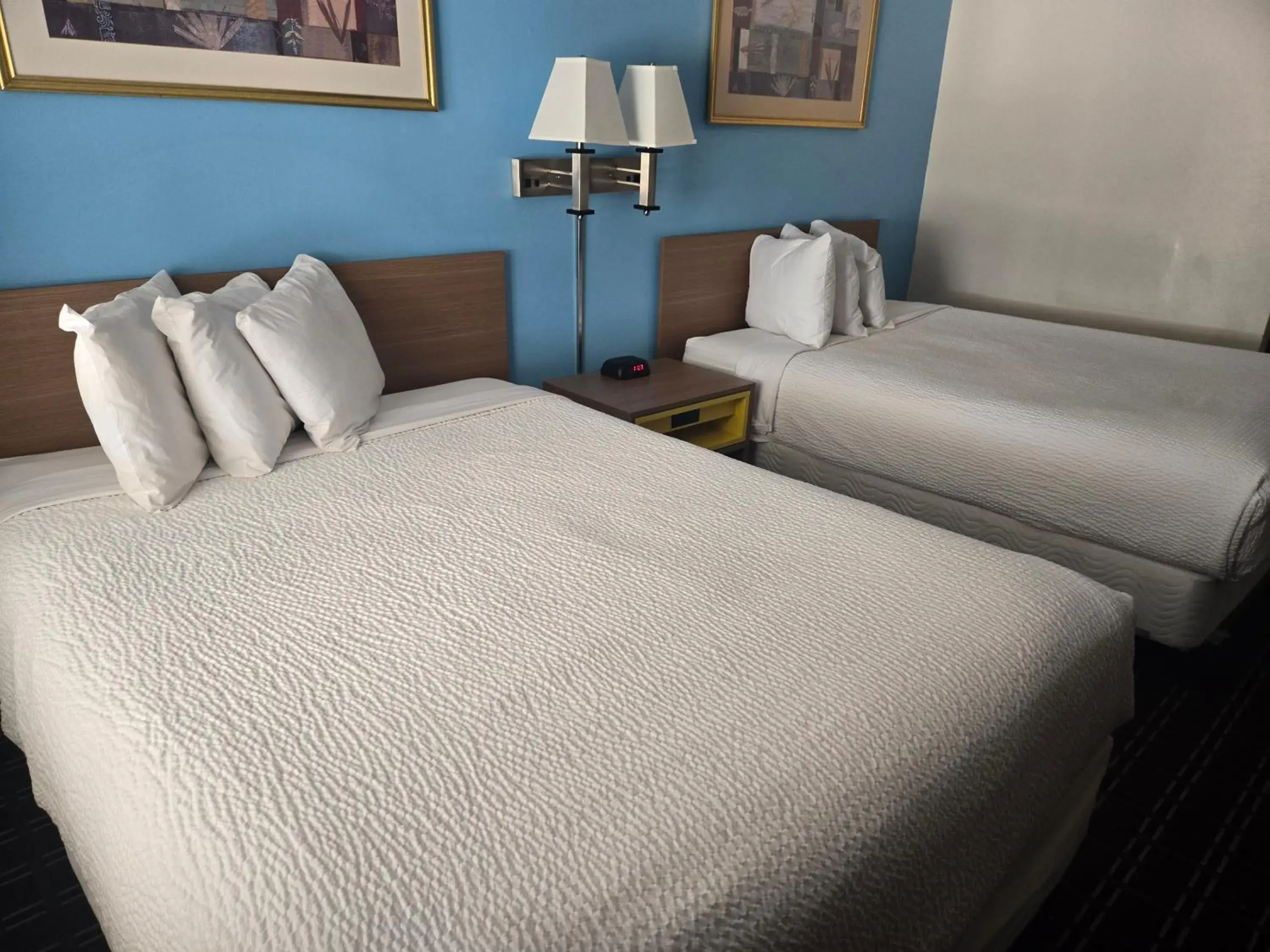 Bed in Days Inn by Wyndham Portage Cascade Mountain area Bed in Days Inn by Wyndham Portage Cascade Mountain area