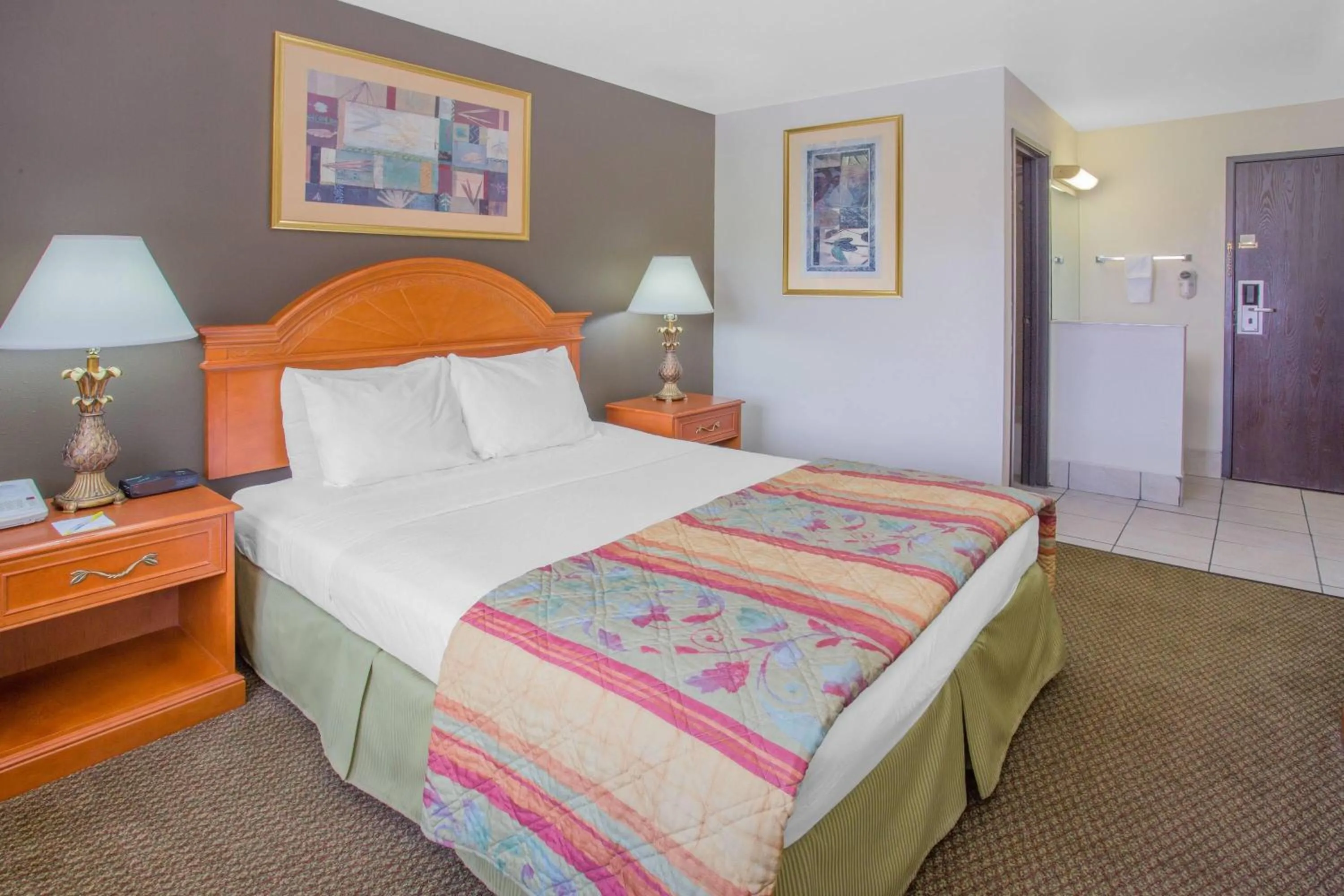 Photo of the whole room, Bed in Days Inn by Wyndham Portage Cascade Mountain area