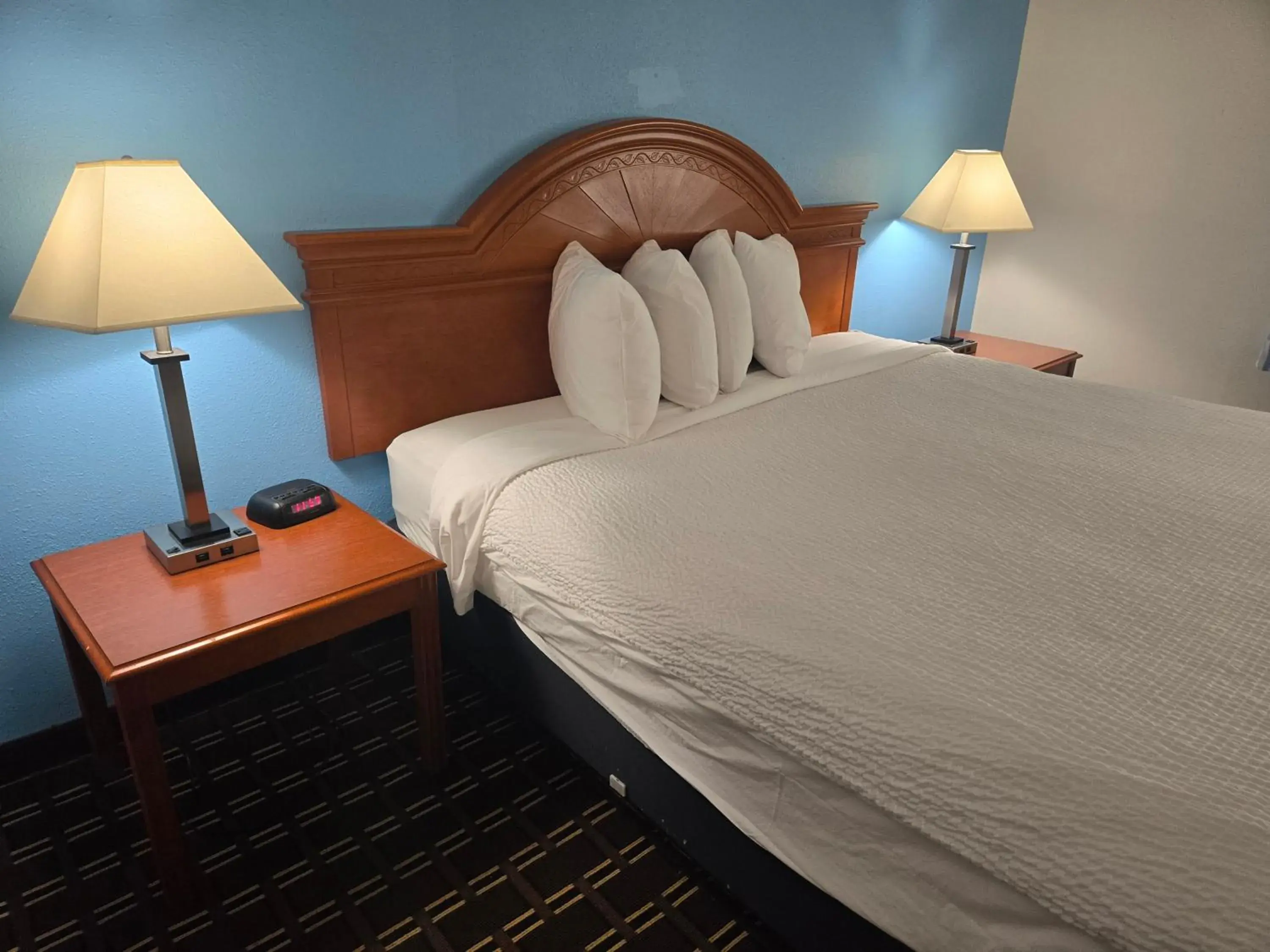 Bed in Days Inn by Wyndham Portage Cascade Mountain area Bed in Days Inn by Wyndham Portage Cascade Mountain area