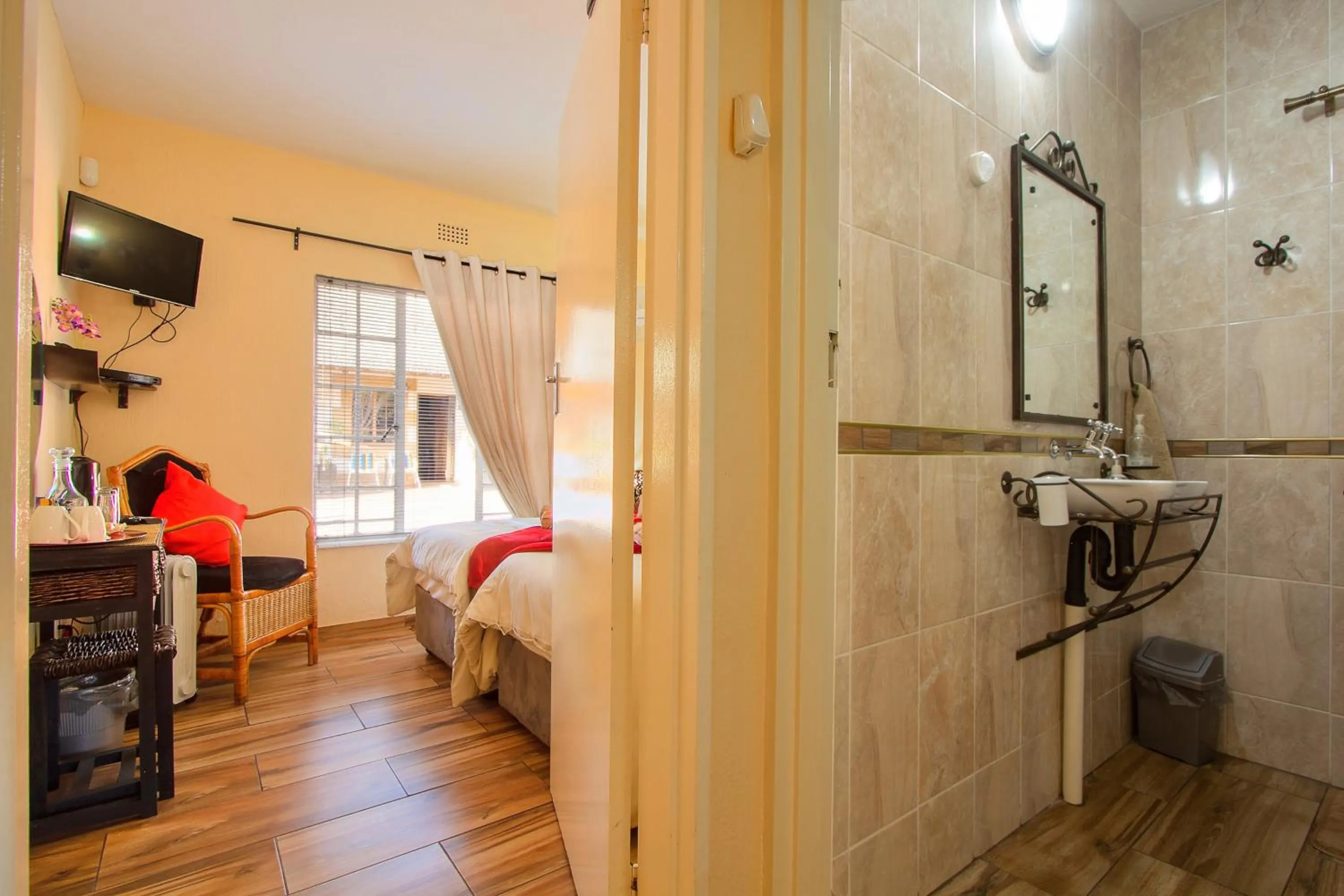 Bathroom, Bed in All over Africa Guest house