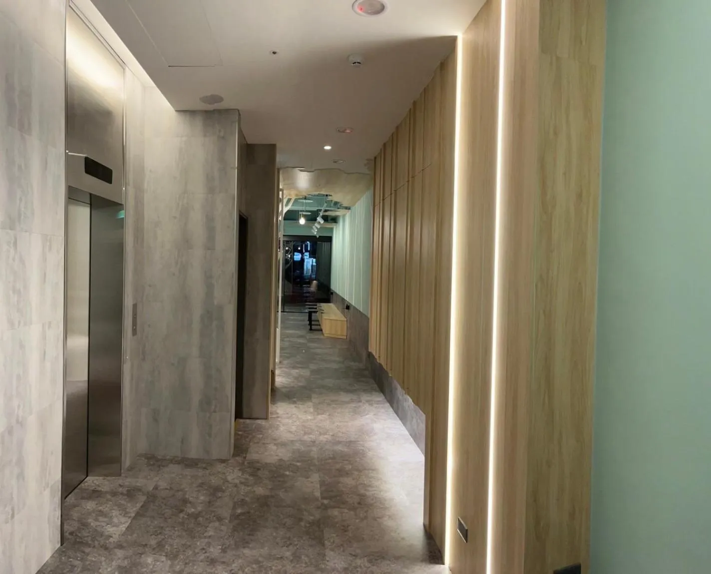 elevator in 新仕飯店-New City Hotel