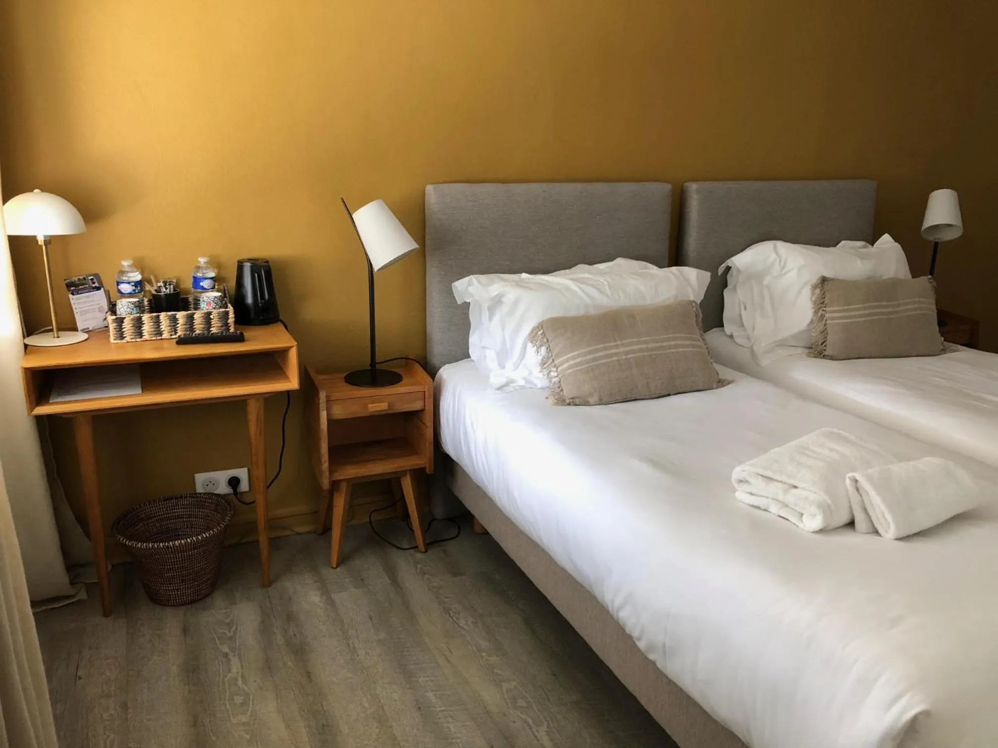 Property building, Bed in Le Homard Bleu