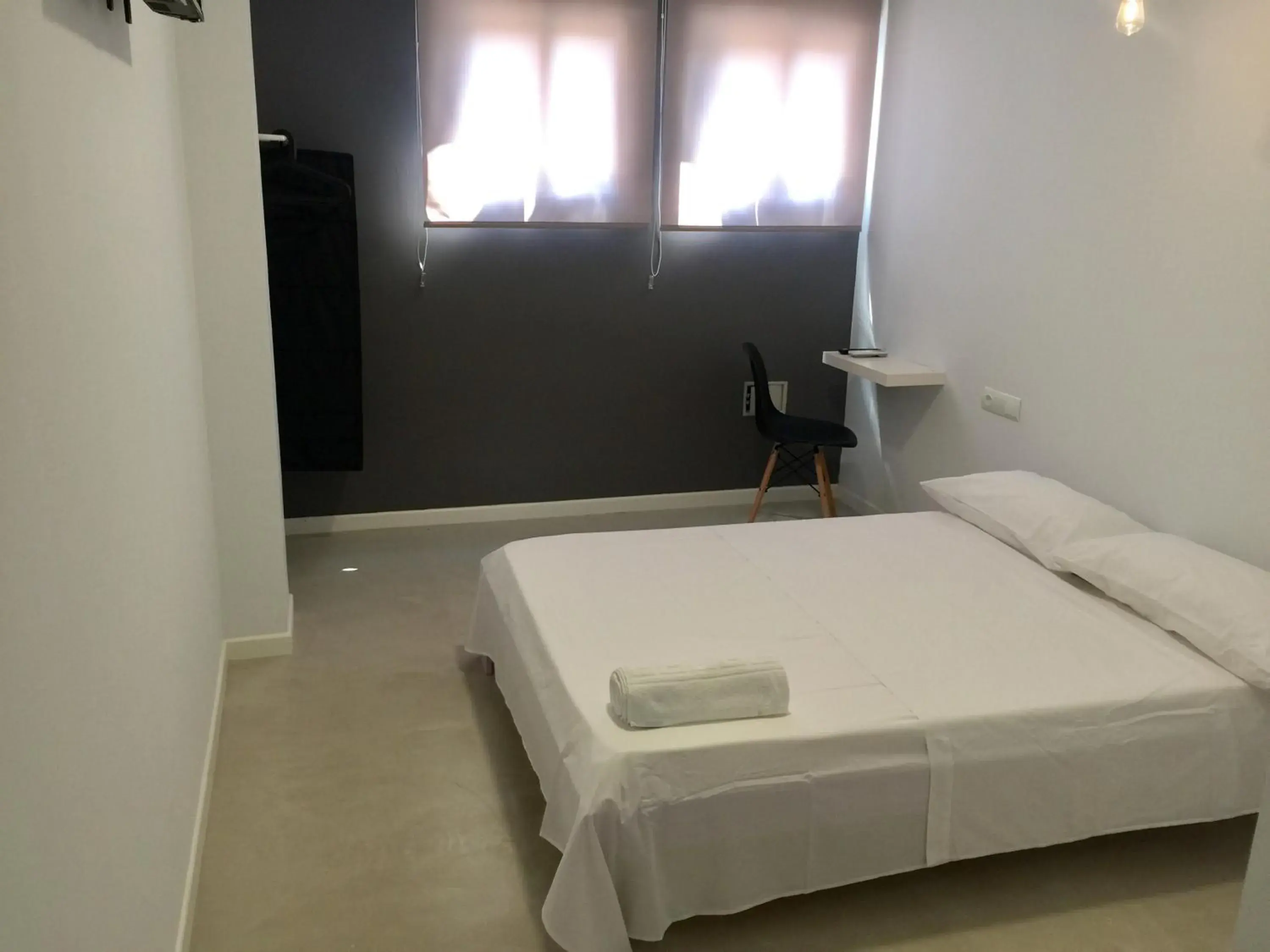 Double Room with Private Bathroom in SolRoom (plz. La Nogalera) Double Room with Private Bathroom in SolRoom (plz. La Nogalera)