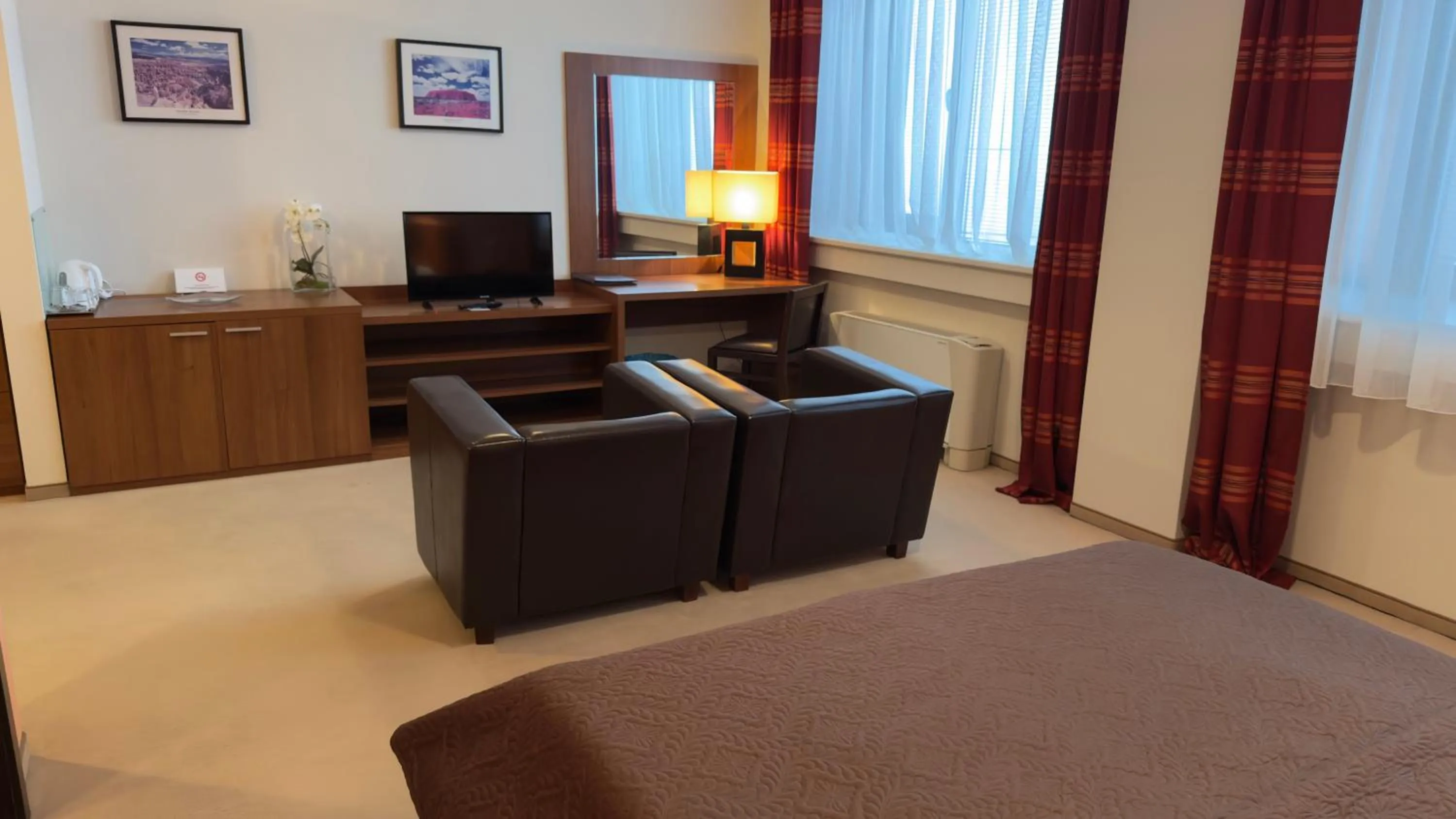 TV and multimedia, Bed in Aston Hotel