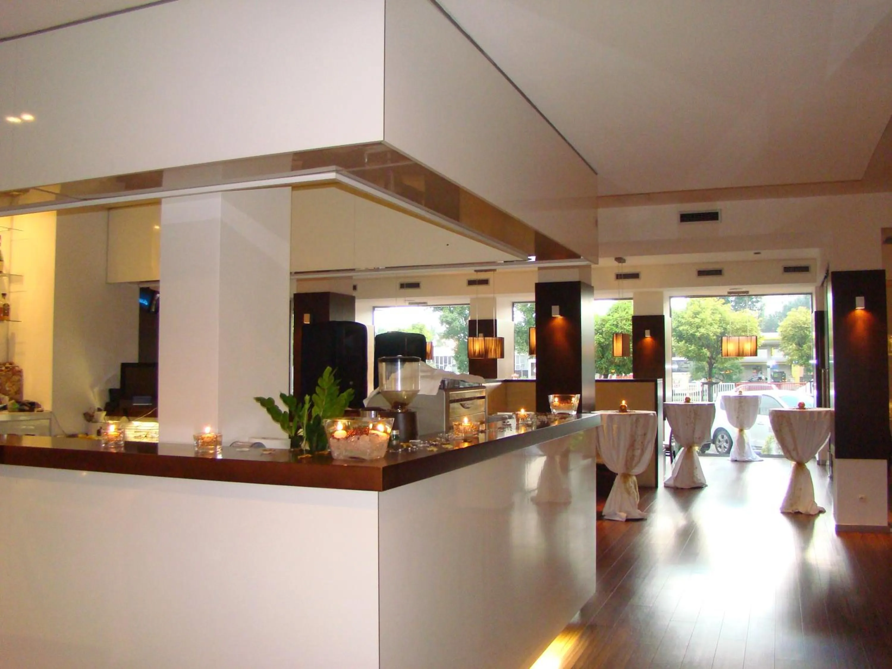 Restaurant/places to eat in Aston Hotel