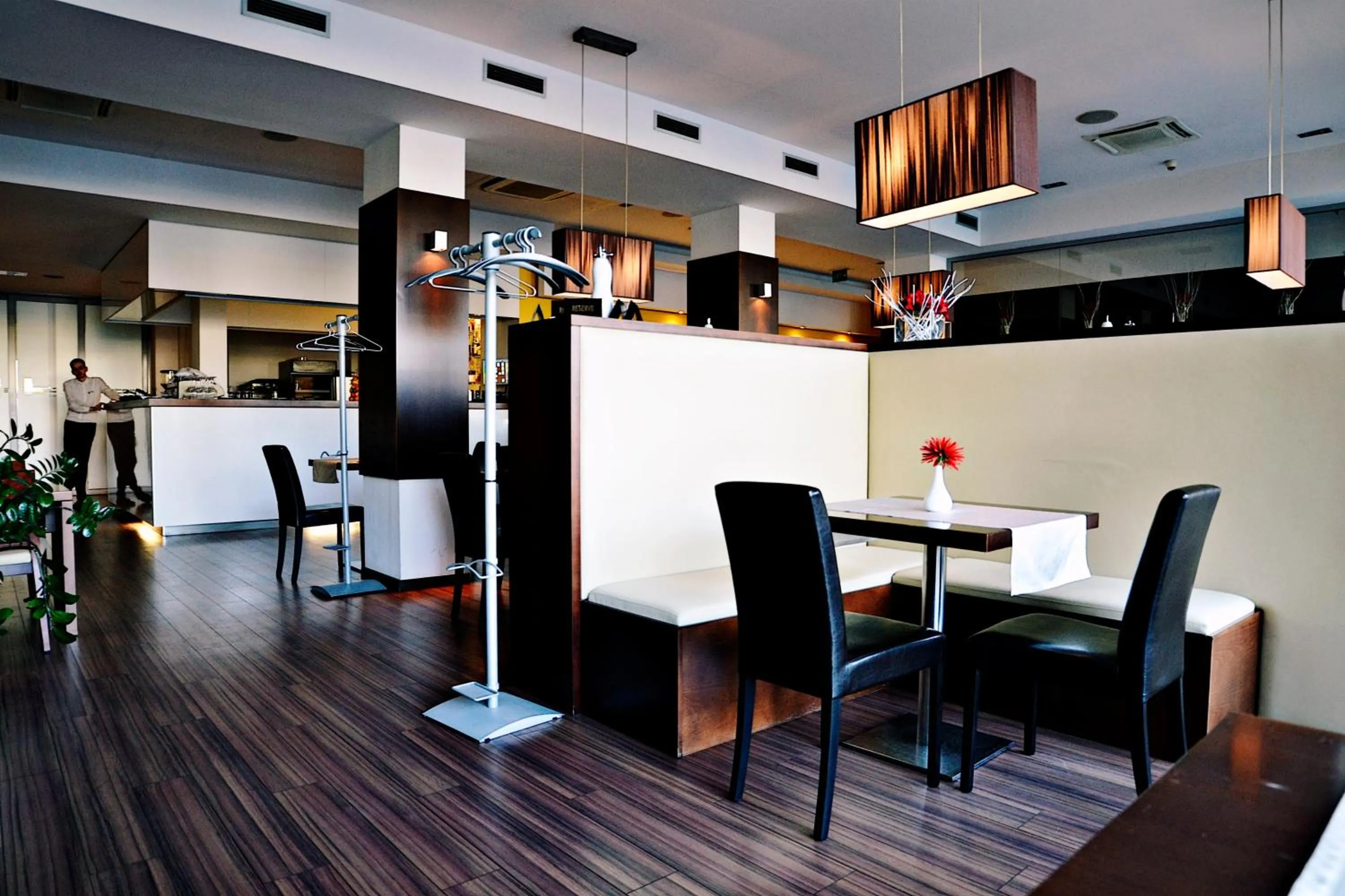 Restaurant/places to eat in Aston Hotel