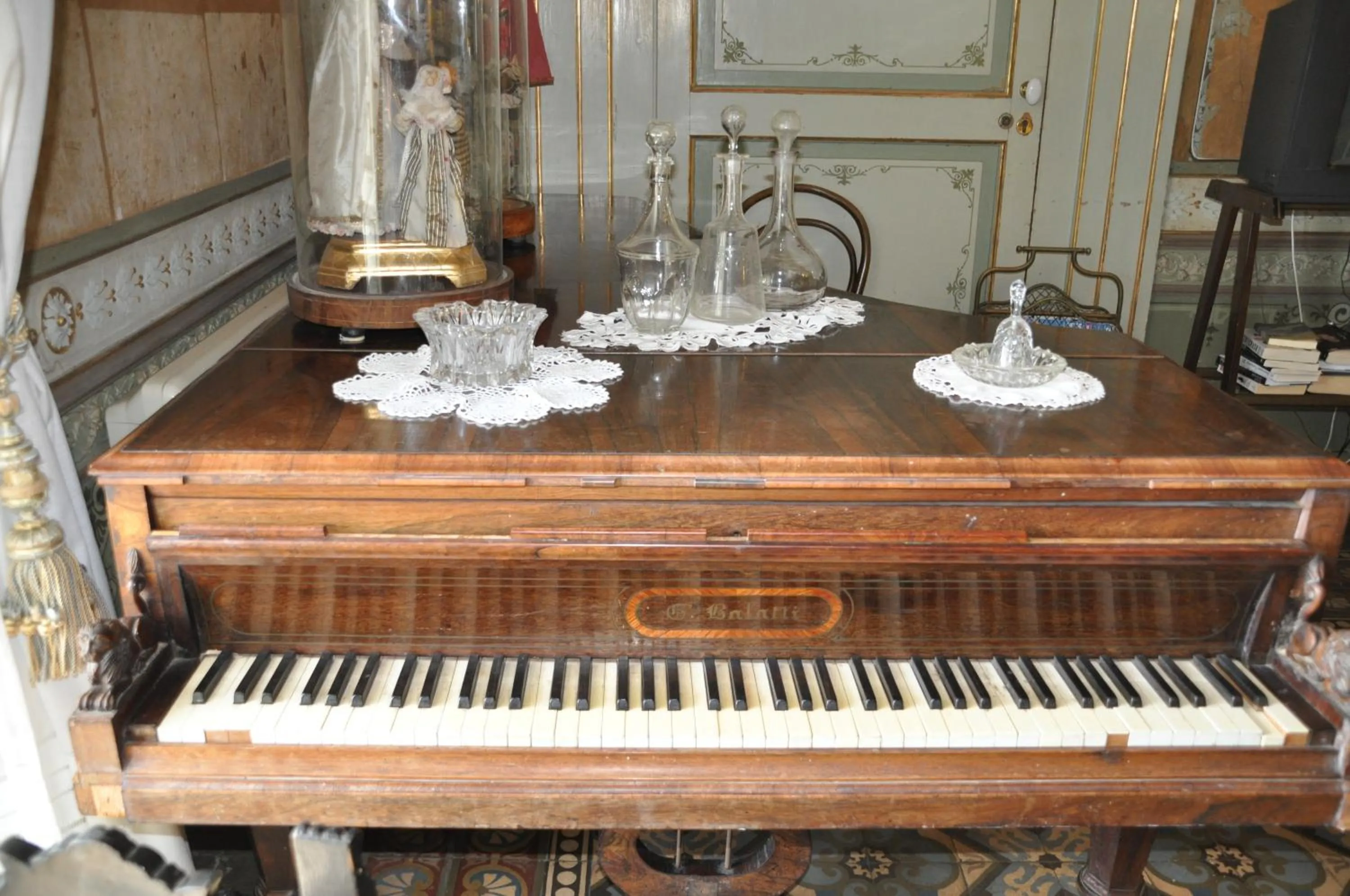 Decorative detail in Casa Raffaele Conforti