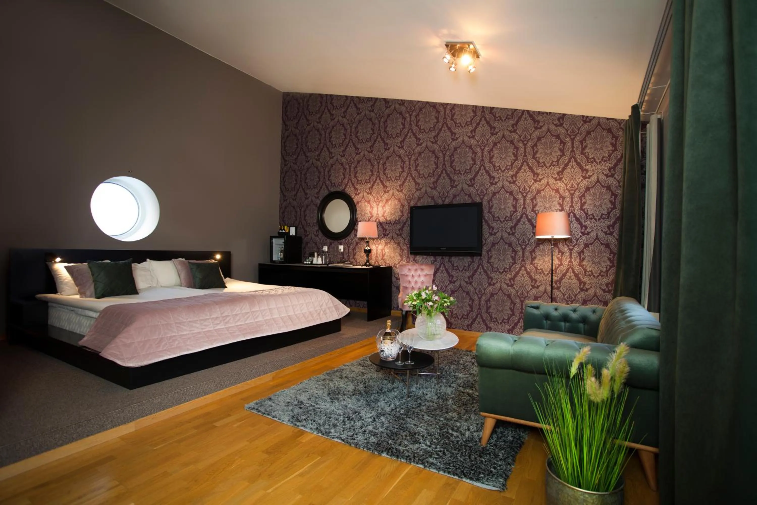 Communal lounge/ TV room, Bed in Hotel Örebro