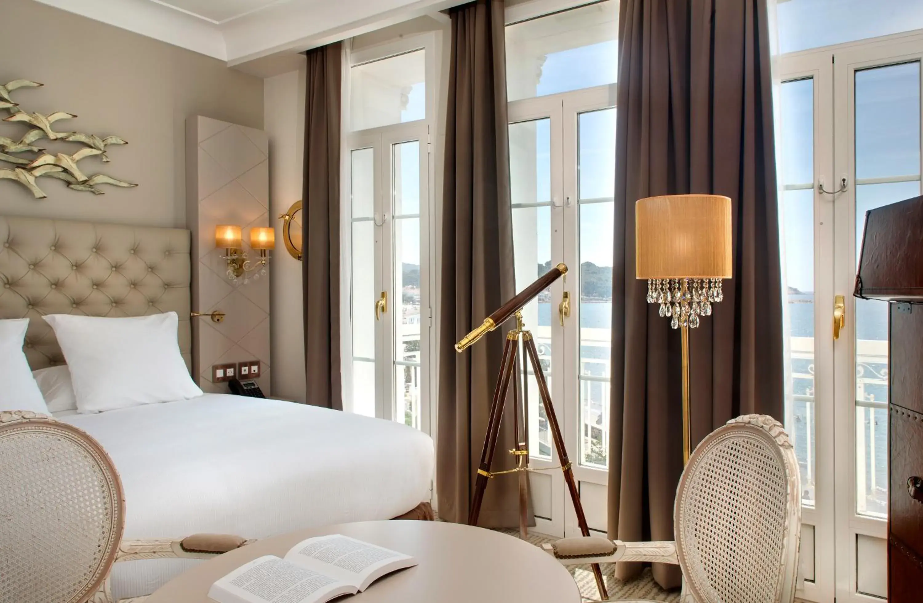 Bed in Grand Hotel Des Sablettes Plage, Curio Collection By Hilton Bed in Grand Hotel Des Sablettes Plage, Curio Collection By Hilton