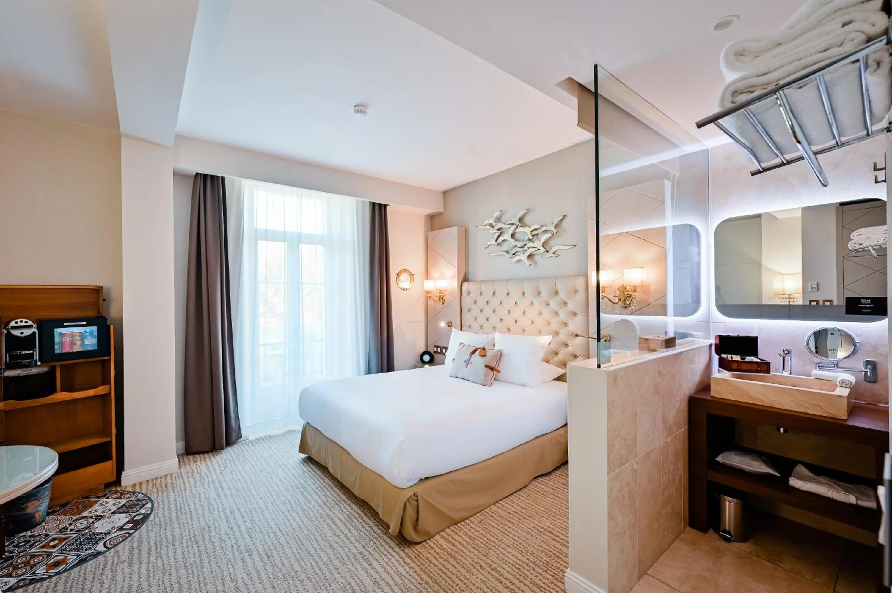 Bed in Grand Hotel Des Sablettes Plage, Curio Collection By Hilton