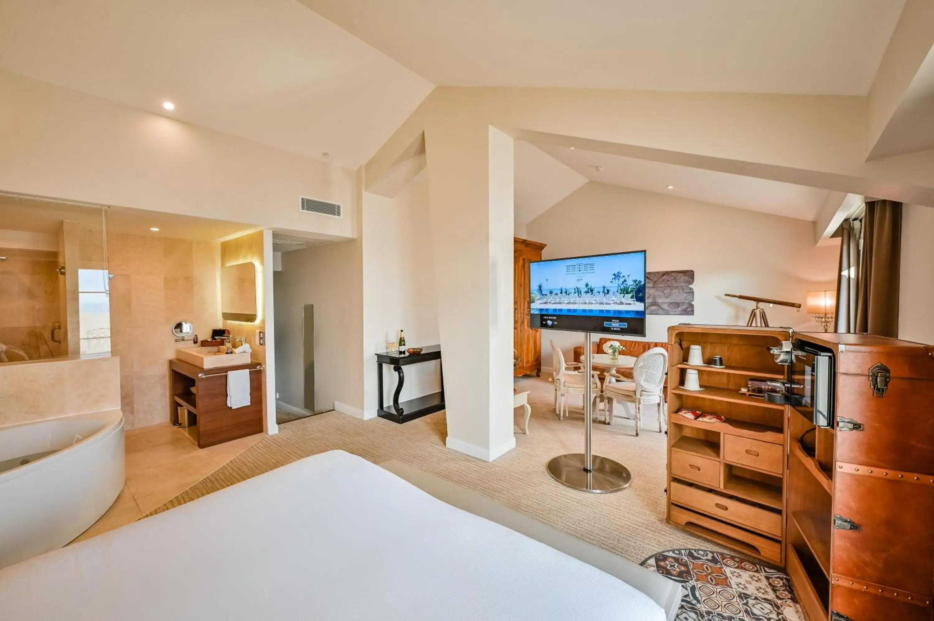 Bed in Grand Hotel Des Sablettes Plage, Curio Collection By Hilton Bed in Grand Hotel Des Sablettes Plage, Curio Collection By Hilton