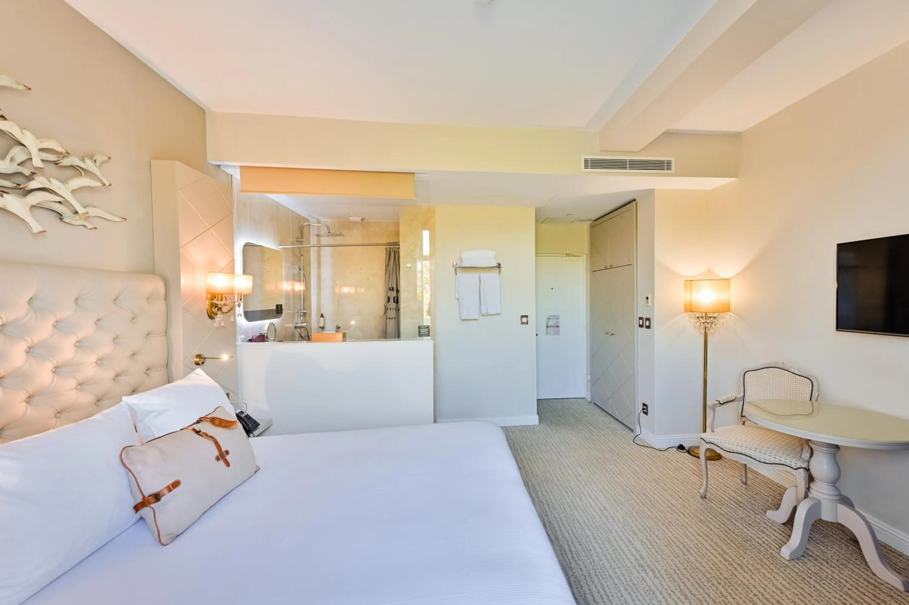 Bed in Grand Hotel Des Sablettes Plage, Curio Collection By Hilton