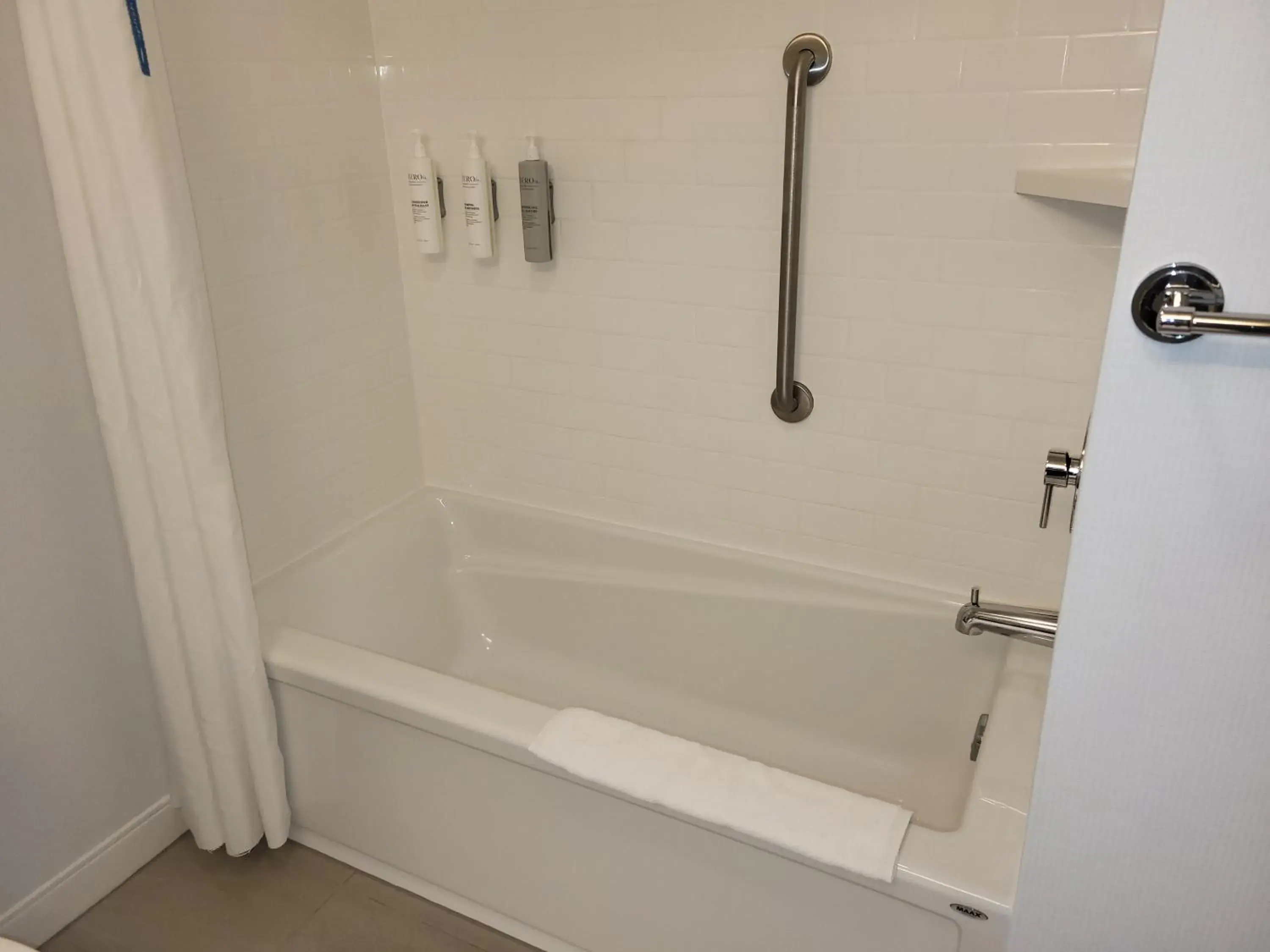 King Room - Mobility Access/Non-Smoking in Hampton Inn & Suites by Hilton Quebec City Levis King Room - Mobility Access/Non-Smoking in Hampton Inn & Suites by Hilton Quebec City Levis