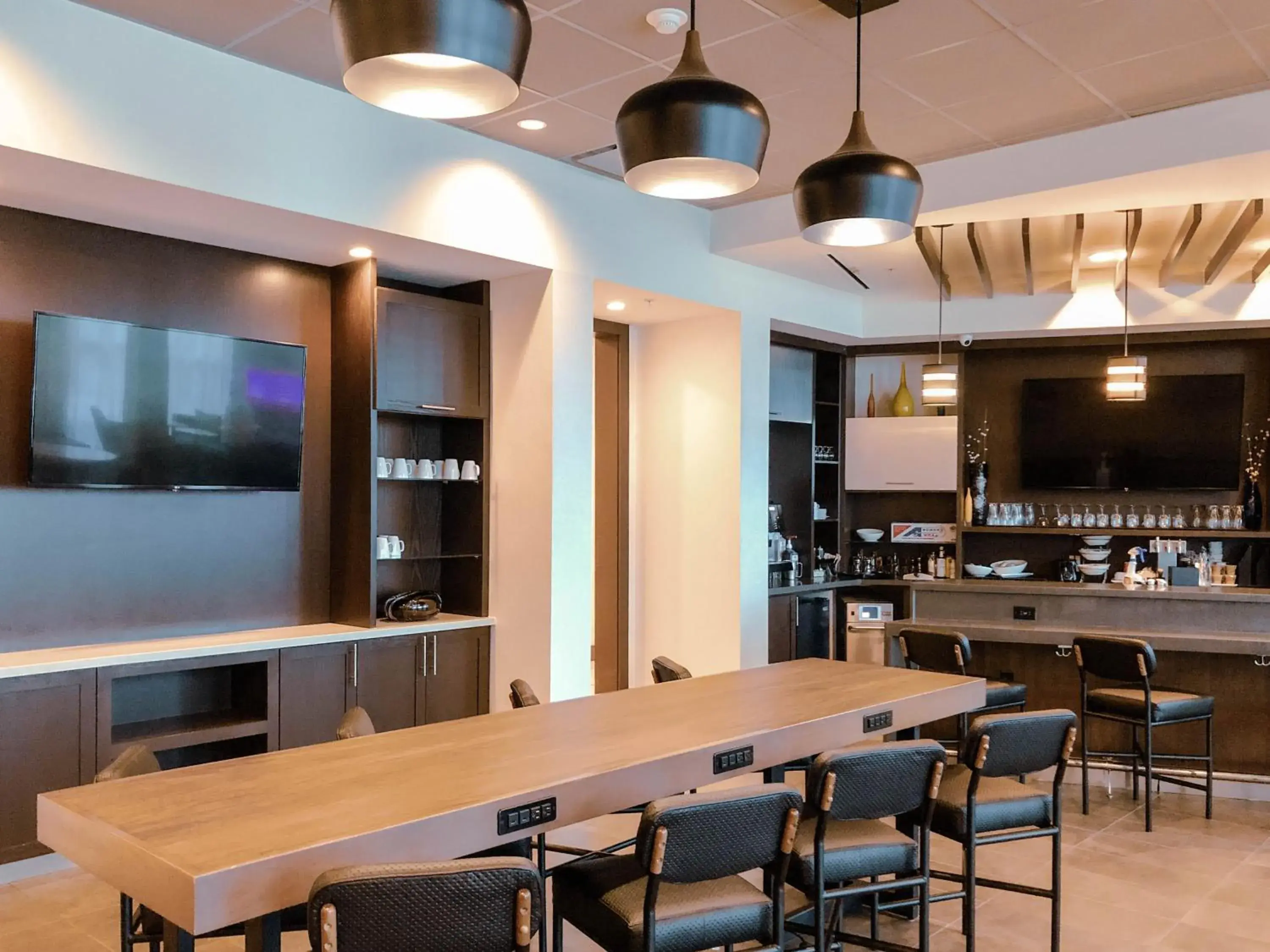 Lounge or bar in Hyatt Place Houston- Northwest/Cy-Fair Lounge or bar in Hyatt Place Houston- Northwest/Cy-Fair