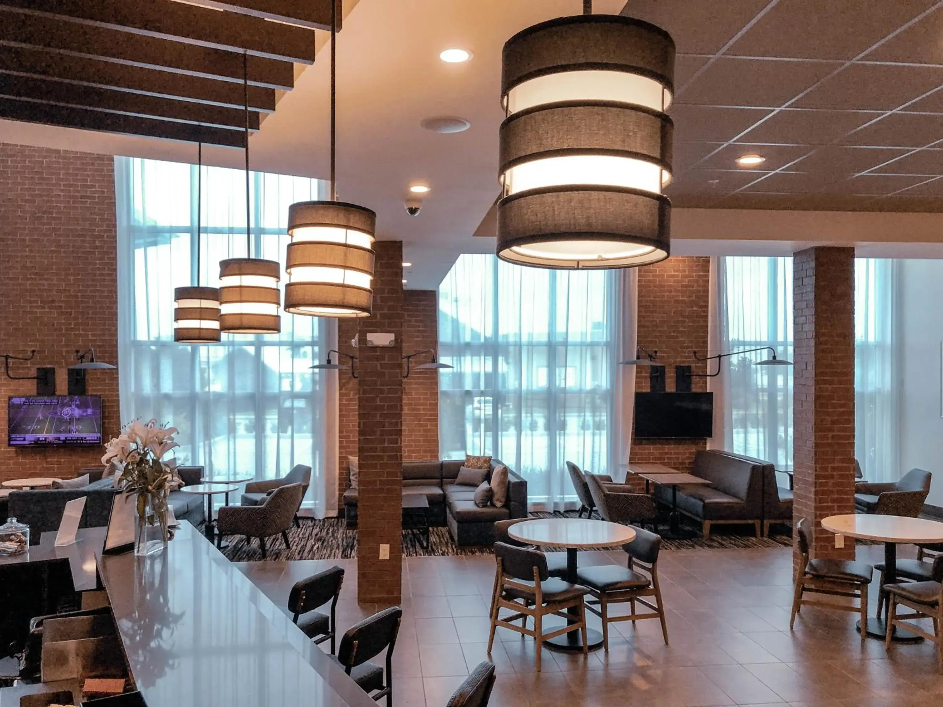 Lounge or bar in Hyatt Place Houston- Northwest/Cy-Fair Lounge or bar in Hyatt Place Houston- Northwest/Cy-Fair