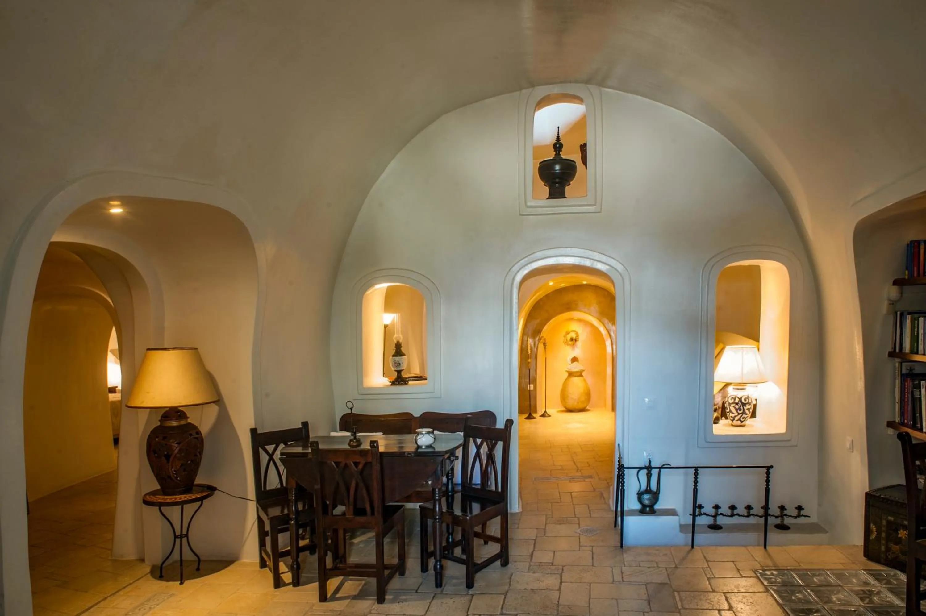 Photo of the whole room in Heliophos Boutique Caves